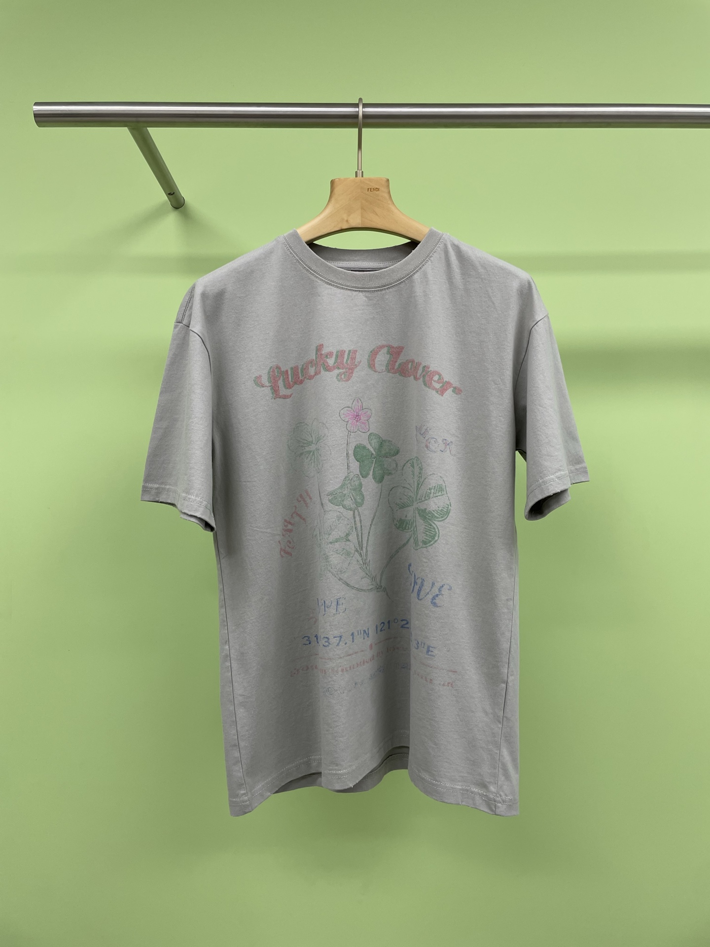 NO:319630,SHORT SENTENCE Short Sentence 25 Spring Designer Retro Lucky Grass Print T-shirt, you should wear it cool and cute in summer, Korean plant-based outfits, whitening and slimming, and the comfort of pure cotton. The sweet and cool style makes you cool and gentle. The design of Lucky Grass Print makes you good luck, and the pattern adds a bit of freshness and elegance. Whether you are a small person or a slightly fat person, you can easily control it. Come and buy it and make a beautiful summer girl. SML, tees, t-shirt, alexander wang19860909SHORT SENTENCE短句25春设计师款复古幸运草印花T恤,夏季要穿得凉爽又可爱噢,韩系植物系穿搭,上身显白、显瘦,还有纯棉的舒适感,甜酷风格让你酷起来不失温柔,幸运草印花的设计让你寓意好运气,图案更是增添了几分清新脱俗,无论是小个子还是微胖的你,都能轻松驾驭,快来抢购穿上它,做个美美的夏日girl吧. 码数SML,,tees，t-shirt,alexander wang,Women's clothing