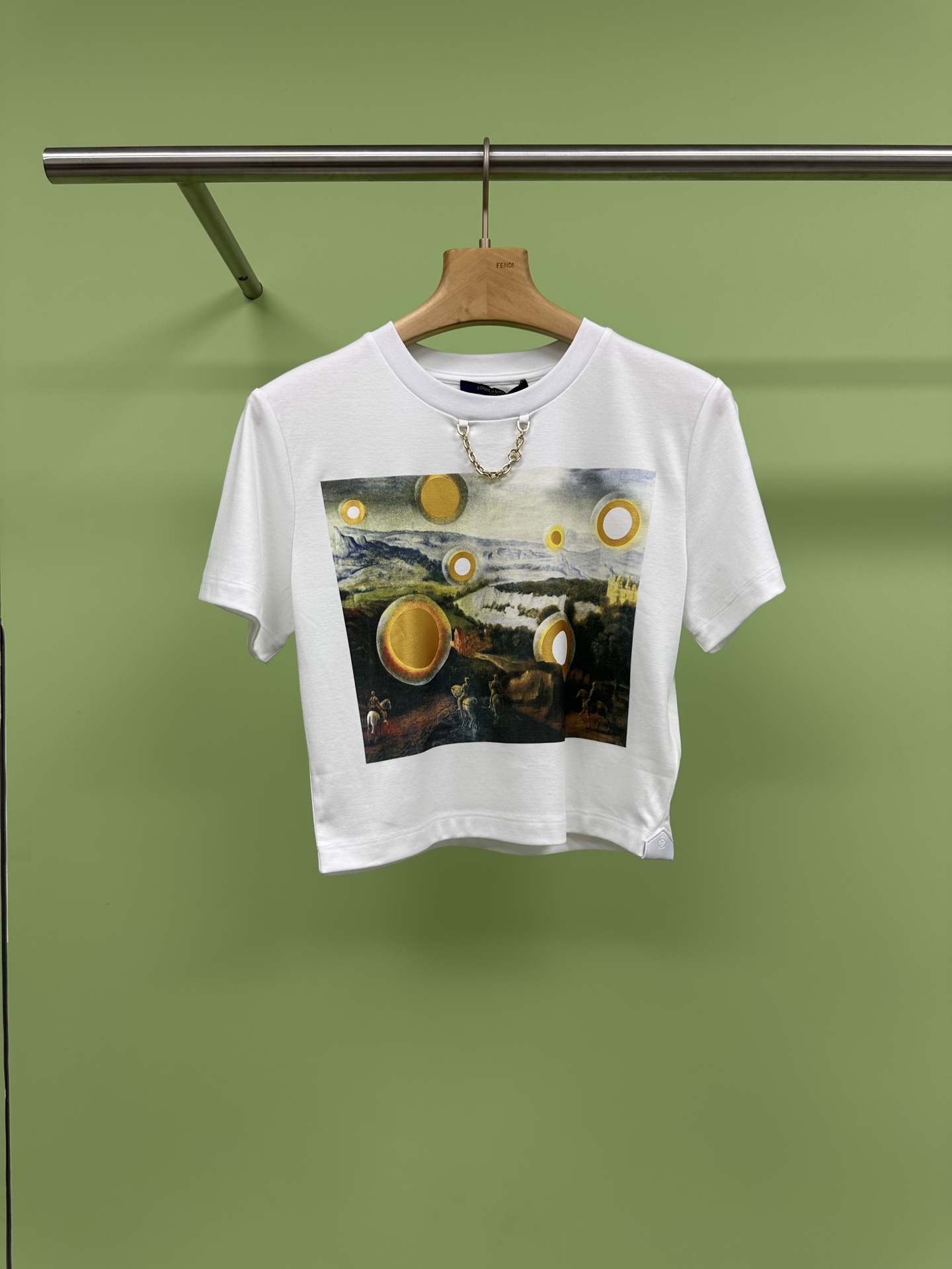 NO:319653,LV2025 spring and summer new short printed chain T-shirt, loose short version design with rotator sleeves, retro and old printing, highlighting high-end style, and the inner wear is outstanding. The fabric is really comfortable, very smooth and has a cool feeling, and the style is great. The upper body is just a paper person, which is retro and sweet. The scale is just right and the right elegance. If you like it, come and get the same style. SML,, louis vuitton,tees, t-shirt, alexander wang19860909LV2025春夏新款短款印花链条T恤,落肩袖宽松短版设计,复古感做旧印花,彰显高级格调,单穿内搭都出彩,面料真的好舒服啊,很爽滑还自带冰冰凉凉的感觉,版型也好棒,上身就是纸片人,又复古又甜美,尺度把握的刚刚好,恰到好处的优雅,喜欢的快来Get同款吧. 码数SML,,louis vuitton,tees，t-shirt,alexander wang,Women's clothing