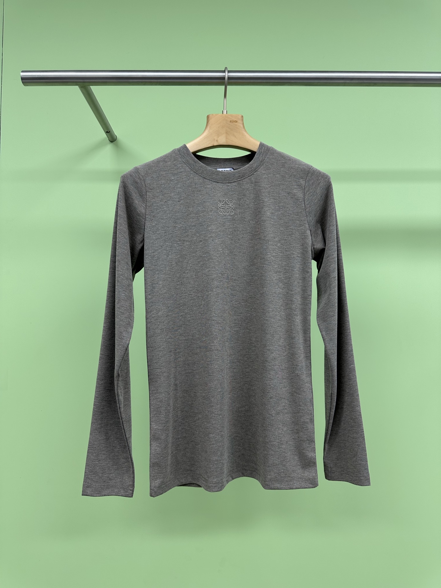 NO:319647,Loewe must be released in every season. The classic chest logo embroidered round neck long sleeve base is used. The simple design is more pure and elegant. The solid color is used as the base color to show the charm of minimalism. The classic round neck and the chest are made of small anagram square embroidery exquisite and delicate. While breaking the overall monotony, the brand concept is invisibly integrated into the overall shape and the slim fit design, which is more inclusive to the figure, the overall shape is more outstanding and full of fashion. SML, loewe, alexander wang19860909谁穿谁沦陷Loewe每一季必出的基础款,纯色经典胸前logo刺绣圆领长袖打底,简简单单的设计更显纯净素雅,采用纯色作为基底色,彰显十足极简主义魅力感,经典的圆领,胸口采用小巧的anagram方形刺绣精致细腻,打破整体单调性的同时无形间将品牌的理念融入在整体的造型上,以及修身的版型设计,对身材包容性更强,整体的造型更加出彩,时尚感满满. 码数SML,,loewe,alexander wang,Women's clothing