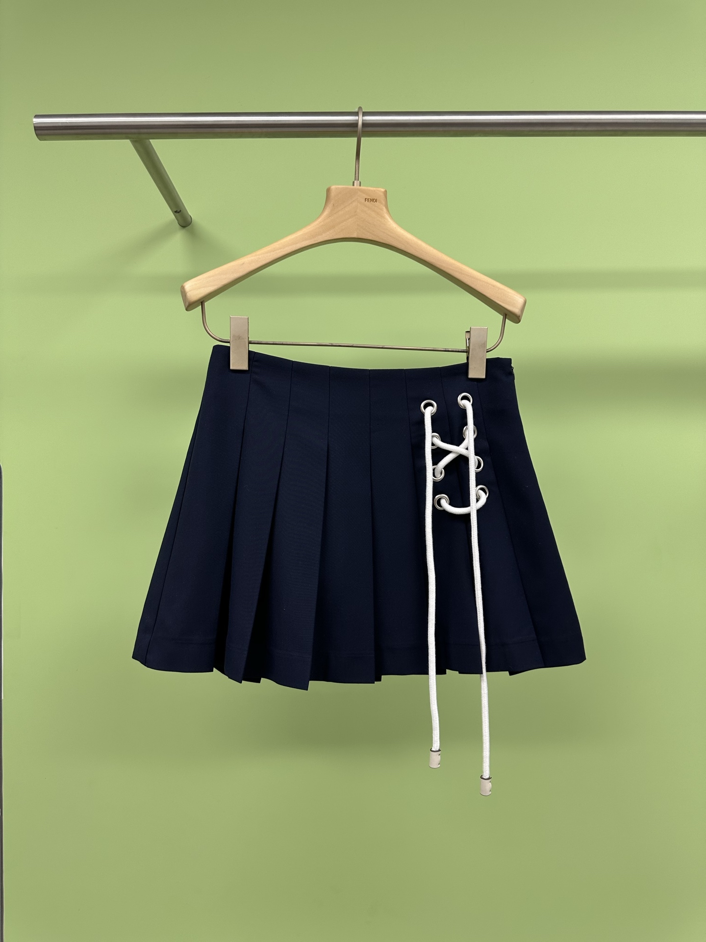 NO:319641,Prada 2025 Early Spring Series lace-up design folded short skirt. This high-waisted pleated short skirt is really unsatisfactory. It adopts a new college style design. The high-waisted style is both comfortable and slim. It is really suitable for those of us who pursue fashion. Moreover, this skirt is also equipped with straps, which is easy to put on and off. You no longer have to worry about the skirt slipping off. What makes me most excited is that it is also an A-line skirt with pleated design, which is not only fashionable, but also super slim. When you wear it, you can instantly become the focus of the crowd. This skirt is a must-have item in your wardrobe. Every time you wear it, you can feel full of confidence and charm. SML, prada, skirts, alexander wang19860909Prada2025年早春系列绑带设计压折短半裙,这款高腰显瘦的百褶短裙,真的让人爱不释手,它采用新学院风的设计,高腰款式既舒适又显瘦,真的超级适合我们这些追求时尚的小仙女们,而且这款裙子还配有绑带,穿脱方便,再也不用担心裙子会滑落的问题了,最让我心动的是,它还是一款A字半身裙,百褶设计,不仅时尚,而且超级显瘦,穿上它,瞬间就能变成人群中的焦点,这款裙子,是你们衣橱中的必备单品,每次穿上它,都能让你感受到满满的自信和魅力. 码数SML,,prada,skirts,alexander wang,Women's clothing