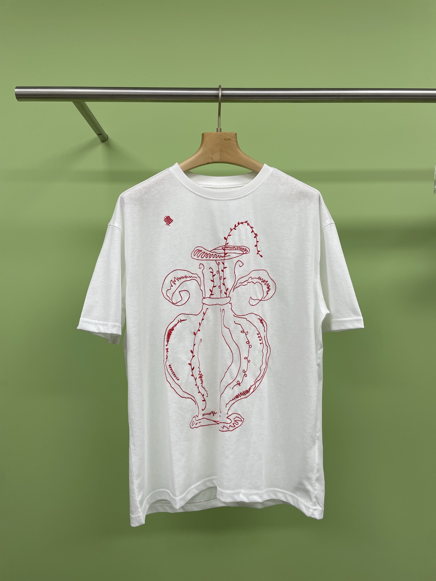 NO:319652,Short  Sentence short sentence designer brand embroidered short-sleeved T-shirt. This pure cotton embroidered short-sleeved short-sleeved look so beautiful. First, let’s talk about the design of this T-shirt. It uses the now popular embroidery elements. The red threaded embroidered vase is intertwined, giving people a sweet and independent feeling. This rich decorative design attracted the attention of many young ladies. Next, let’s discuss the quality of this T-shirt. After many washings, it has no fading, hair loss, etc., and the quality is also  It is very stable, but it should be noted that the thread of the embroidery part is easy to hook onto the clothes, so you must pay attention when cleaning. This T-shirt can be matched with various bottoms such as short skirts, jeans, sweatpants, etc., and matched with different shoes to adapt to the needs of different occasions. In this way, this T-shirt can meet your needs in all aspects. Short-sleeved T-shirt tops can be said to be an indispensable basic style in the wardrobe. Come and keep yourself beautiful and independent at all times, and be more confident.  SML, skirts, jeans, T-shirt, tees, t-shirt, alexander wang19860909Short Sentence短句设计师品牌刺绣短袖T恤,这件纯棉刺绣短袖太好看了,首先来说一下这款T恤的设计吧,它采用了现在很流行的刺绣元素,红色走线刺绣花瓶荆棘交织,给人一种既甜美又独立的感觉,这种装饰性丰富的设计吸引了不少小姐姐的目光,接下来我们来探讨一下这款T恤的质量,经过多次洗涤后,它并没有出现褪色、掉毛等问题,质量还是很稳定的,但是要注意,刺绣部分的线头容易勾扯到衣物上,所以在清洗时一定要注意,这款T恤可以搭配短裙、牛仔裤、运动裤等各种下装,搭配不同的鞋子,可以适应不同场合的穿着需求,这样一来,这一件T恤就能满足你各个方面的需求啦,短袖T恤上衣,可以说是衣柜中不可或缺的基本款,快来一件让自己时刻保持美丽和独立,更加充满自信吧. 码数SML,,skirts,jeans,T-shirt,tees，t-shirt,alexander wang,Women's clothing