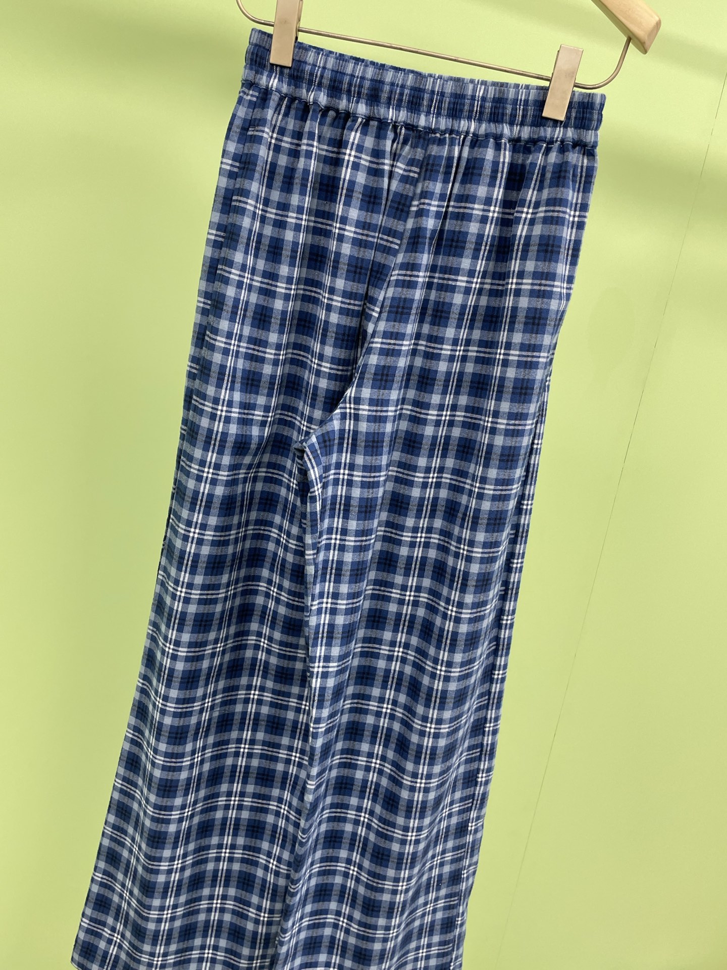 NO:319646,TWO LITTLE GUYS 3D wide-leg plaid pants, a pair of plaid pants welded on the legs, sisters with thick legs move forward quickly, high waist loose wide-leg version, windy drooping, very much like this slim and lazy atmosphere, the grinding plaid is too textured, high-density woven plaid, the feel is different from the ordinary, the vitality of blue and white color matching, probably only the refreshing tone can have this feeling, like a cup of spring green tea, warm and heart-warming, simple pairing with a base top, warm, comfortable, and without a bloated cumbersome feeling, you can go out easily. SML, alexander wang19860909TWO LITTLE GUYS修胯立体阔腿格子裤,一条焊在腿上的格子裤,腿粗的姐妹速进,高腰宽松阔腿版,走路带风的垂感,超喜欢这种显瘦又慵懒的氛围,磨毛格子太有质感了,高密色织格子,手感跟普通的天差地别,蓝白配色的生命力,大概只有清爽色调才会有这种感觉,像一杯春天的绿茶暖暖地很戳窝心,简单的搭配一件打底上衣,温暖、舒适、没有臃肿的累赘感,轻松就能出门啦. 码数SML,,alexander wang,Women's clothing