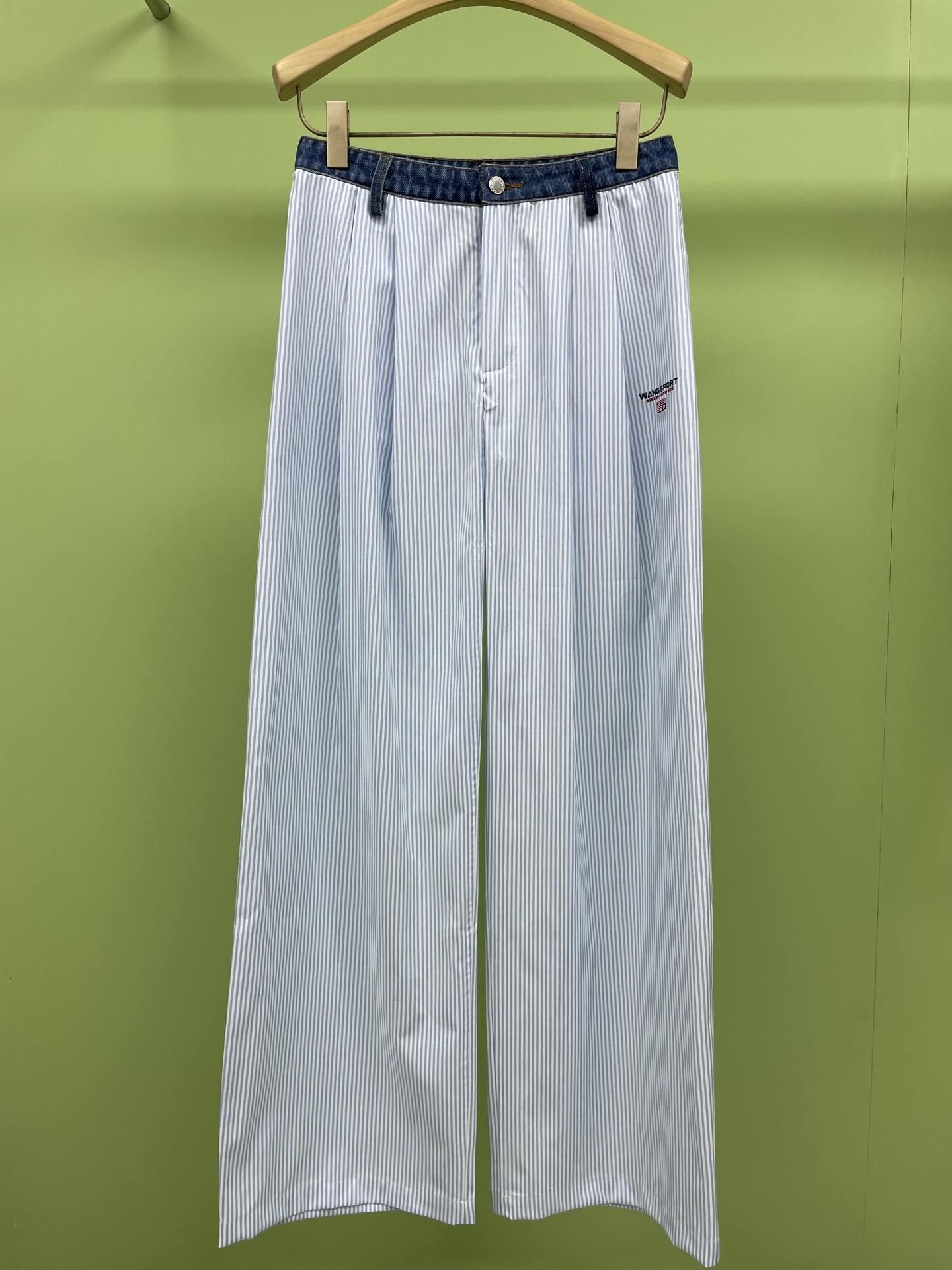 NO:319640,Alexanderwang's low-waisted striped pants look so good on the upper body, and they are going to be controlled by the new spring and summer products of the Dawang family. The striped pants are indeed magical, with super milk color, which is very suitable for spring and summer. Especially this denim spliced ​​waist is very designed, wide-leg pants are versatile and not picky about the figure. Are you still worried about not having suitable pants when you go out in spring and summer?  Alexander King's new low-waist striped pants must be arranged, fresh and milky colors, perfect for seasonal fit, denim stickers, unique design stands out, wide-leg style is super versatile, not picking on the figure, can hide flesh, whether it is matched with a simple short knitted top or a basic letter T-shirt, and then wearing a baseball cap, it can easily create a casual and fashionable urban casual look, whoever wears it looks good. SML, alexander wang,tees, t-shirt,hats, alexander wang19860909Alexanderwang亚历山大王低腰条纹神裤上身太好看了,又要被大王家春夏新品硬控了,条纹神裤果然神,颜色超级奶,很适合春夏,特别这个牛仔拼接的腰头很有设计点,阔腿裤百搭不挑身材,春夏出街还在愁没合适的裤子？亚历山大王新款低腰条纹神裤必须安排,清新奶色系,与季节适配度满分,牛仔拼接腰头,独特设计感脱颖而出,阔腿版型超百搭,不挑身材还能藏肉,无论是搭配简约短款针织上衣,还是基础字母T恤,再戴上棒球帽,轻松打造出随性又时髦的都市休闲造型,谁穿谁好看. 码数SML,,alexander wang,tees，t-shirt,hats,alexander wang,Women's clothing