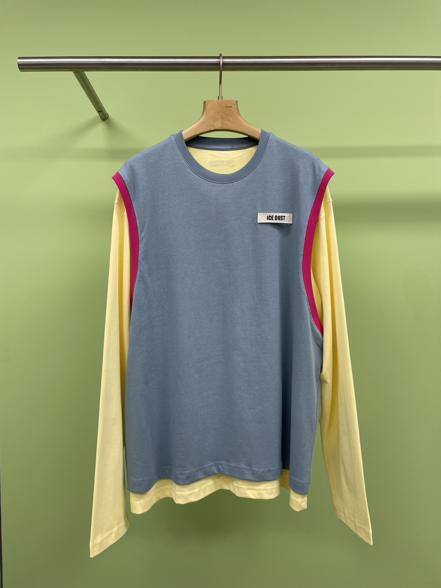 NO:319634,ICE DUST designer brand contrasting color fake two-piece long-sleeved T-shirt, photogenic wash fake two-piece T-shirt, this heavy T-shirt has a super texture, the heavy fabric is very weighty, the heavy washing process makes the clothes soft and unrestrained, the close-fitting logo design is breathable and not hard, the sleeves are spliced ​​from the shoulders, the real fake two-piece design is so wonderful, any set of layering feels, it looks very attitude, it is very good to wear work pants and jeans, and the return rate is very high every time you wear it out. I really love it. Super recommended. SML, jeans, tees, t-shirt, alexander wang19860909ICE DUST设计师品牌撞色假两件长袖T恤,拍照超上镜的水洗假两件T恤,这件重磅T手质感超绝,沉甸甸的面料很有分量,重工水洗工艺让衣服柔软得不像话,贴身穿巨舒服,胸前徽标logo设计透气不硬,袖子是从肩部开始拼接的,真正的假两件啊,假两件的设计太妙了,随便一套层次感就有了,显得很有态度,搭工装裤、牛仔裤都很绝,每次穿出去回头率超高,真的太爱了超级推荐. 码数SML,,jeans,tees，t-shirt,alexander wang,Women's clothing