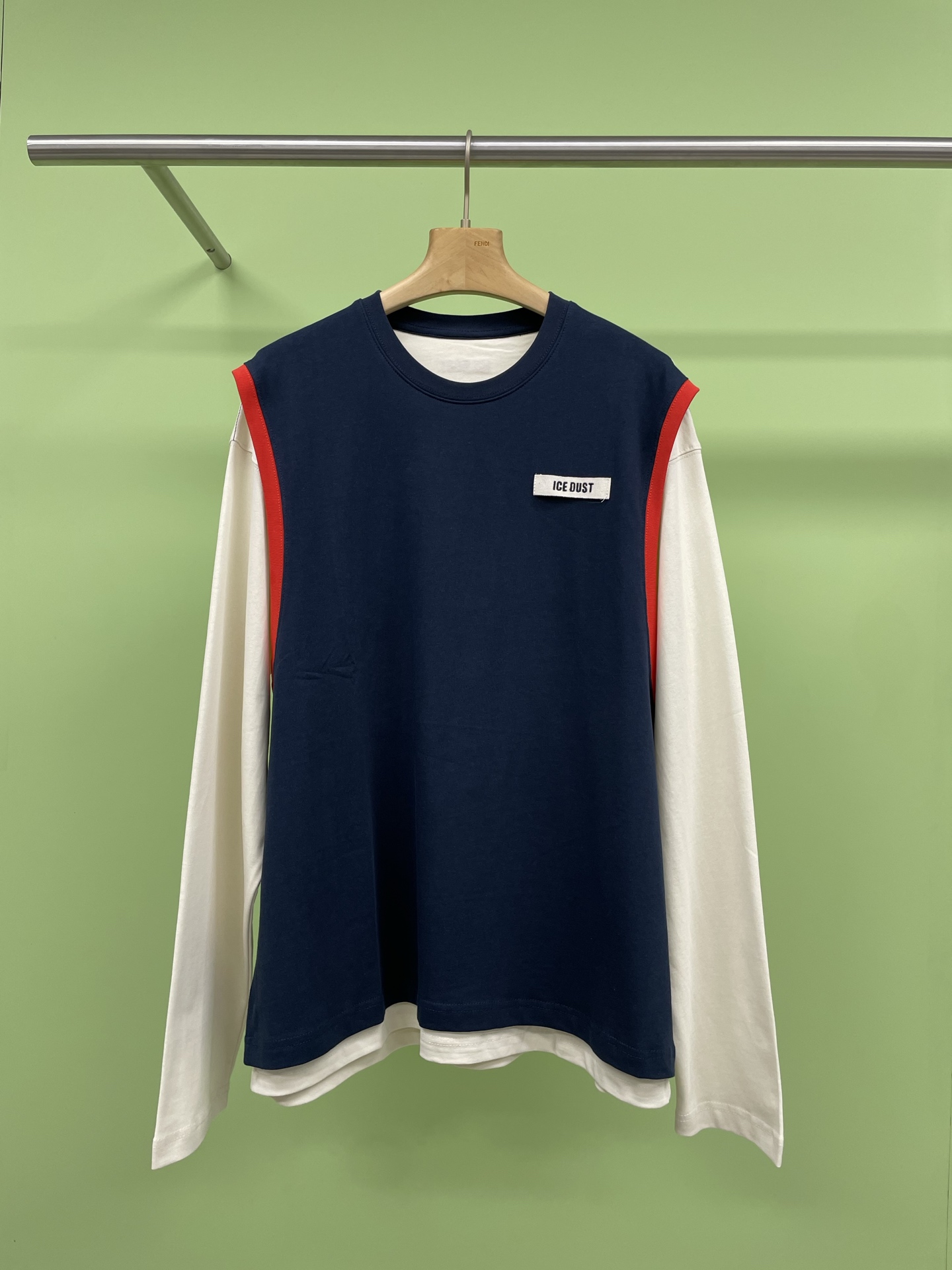 NO:319628,ICE DUST designer brand contrasting color fake two-piece long-sleeved T-shirt, photogenic wash fake two-piece T-shirt, this heavy T-shirt has a super texture, the heavy fabric is very weighty, the heavy washing process makes the clothes soft and unrestrained, the close-fitting logo design is breathable and not hard, the sleeves are spliced ​​from the shoulders, the real fake two-piece design is so wonderful, any set of layering feels, it looks very attitude, it is very good to wear work pants and jeans, and the return rate is very high every time you wear it out. I really love it. Super recommended. SML, jeans, tees, t-shirt, alexander wang19860909ICE DUST设计师品牌撞色假两件长袖T恤,拍照超上镜的水洗假两件T恤,这件重磅T手质感超绝,沉甸甸的面料很有分量,重工水洗工艺让衣服柔软得不像话,贴身穿巨舒服,胸前徽标logo设计透气不硬,袖子是从肩部开始拼接的,真正的假两件啊,假两件的设计太妙了,随便一套层次感就有了,显得很有态度,搭工装裤、牛仔裤都很绝,每次穿出去回头率超高,真的太爱了超级推荐. 码数SML,,jeans,tees，t-shirt,alexander wang,Women's clothing