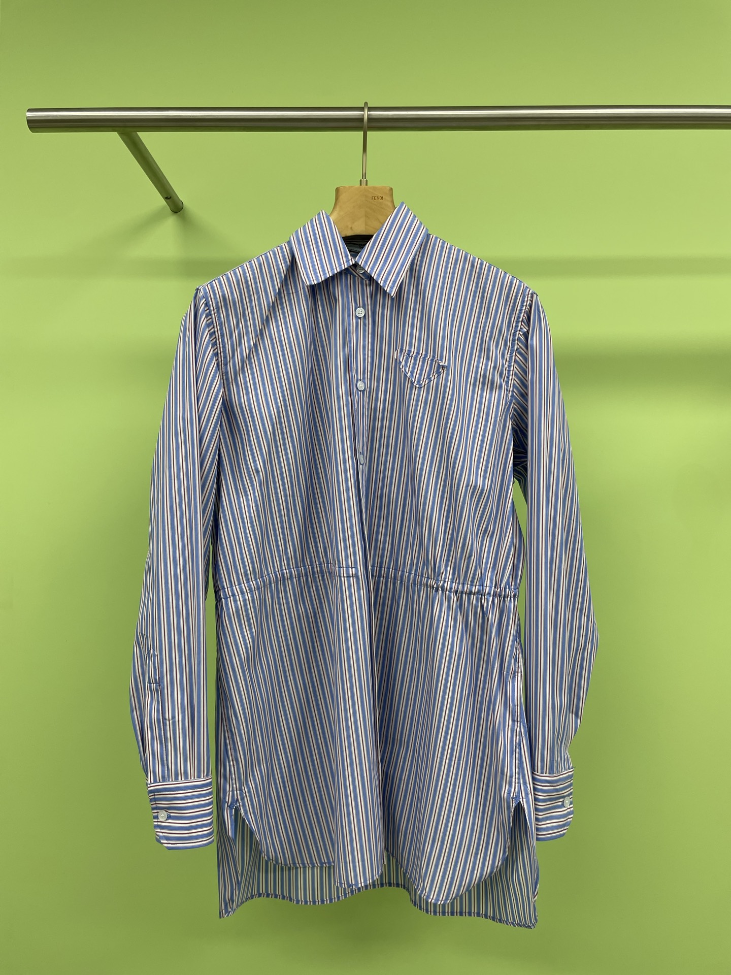 NO:319624,Prada2025 spring striped shirt dress, fresh blue and white stripes, full of slackness. As soon as spring comes, some fresh and gentle items should be added to the closet. This new spring French blue striped shirt dress will be chased and asked when worn. It is the fresh blue vertical striped shirt dress, with a sense of breathing. It fills the spring atmosphere as soon as you go up. The vertical striped elements are particularly slimming. It visually stretches out the body and quietly hides the small meat.  , the classic lapel with long sleeves, full of French laziness, and the temperament is hard to grasp. The drawstring waist-tight design is the finishing touch, outlining graceful curves, showing a slim waist, and every step is swaying. Who knows the feeling of walking with the wind? Whether it is a spring picnic, romantic date, or daily commuting, it can be easily adapted. It is paired with a pair of white shoes or exquisite leather shoes, casual and fashionable. Sisters, wear it and you will be the gentlest French girl in spring.  SML, prada, skirts, shirts, alexander wang19860909Prada2025春款条纹衬衫裙,清新的蓝白条纹,松弛感拉满哈,春天一到,衣柜里就该添点清新又温柔的单品啦,这件春季新款法式蓝色条纹衬衫连衣裙,穿上就会被追着问,它是那种清新的蓝色竖条纹衬衫连衣裙,自带呼吸感,一上身就把春天的氛围感拉满,竖条纹元素还特别显瘦,视觉上轻松拉长身形,悄悄藏起小肉肉,经典的翻领搭配长袖,满满的法式慵懒,气质这块狠狠拿捏,抽绳收腰设计更是点睛之笔,勾勒出曼妙曲线,小蛮腰立显,每一步都摇曳生姿,走路带风的感觉谁懂,不管是春日野餐、浪漫约会,还是日常通勤,它都能轻松适配,搭配一双小白鞋或者精致的小皮鞋,随意又时髦,姐妹们,穿上它,你就是春日里最温柔的法式少女. 码数SML,,prada,skirts,shirts,alexander wang,Women's clothing