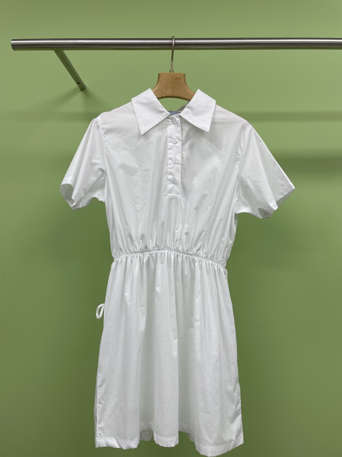 NO:319620,PRADASS25 shaped drawstring white short-sleeved shirt skirt, this spring brand Korean white shirt skirt is crazy, sisters, come here, the super popular P home long white shirt skirt is here this year, it is the 