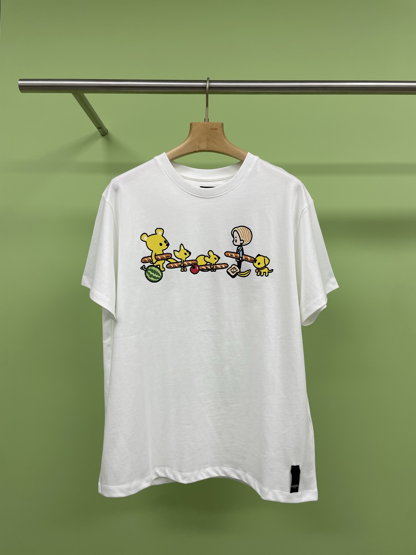 NO:319616,FENDITarout (Japanese artist) SS25 spring and summer joint design printed short-sleeved sleeves. The protagonist of the treasures in summer must be short-sleeved. Today, I will bring you super short-sleeved, making you the most beautiful boy on the street in the hot summer. Basic solid-color short-sleeved sleeves are simple and versatile. It is a powerful tool to create a sense of luxury. Wear it clean and neatly, and pair it with casual pants. It is simple and casual style. It is very suitable for commuting or daily travel. In addition, art co-branded printing is a representative of personality and ostentatiousness. Various artistic graffiti and trendy letters. Wear it and instantly become a trend pioneer. In music festivals, parties and other occasions, you are the focus. Paired with high-waisted short skirts or shorts, easily show off your waist and highlight the body proportions. Full of youthful vitality, comfortable material, cool summer. Choose short-sleeved sleeves in summer, the material is too important!  Pure cotton short-sleeved sweat-absorbent and breathable, it is super comfortable to wear with close body. Even if you sweat, you won’t feel stuffy. It’s full of draping. It’s light and flowing on the body and is full of comfort. The combination of short-sleeved shirts is simply unlimited. Short-sleeved shirts are paired with jeans, and the classic CP combination is never out of date. Whether it’s the casualness of straight jeans or the personality of ripped jeans, they can collide with short-sleeved shirts to create fashionable sparks. They are paired with half-length skirts, gentle and elegant, suitable for all kinds of romantic date occasions. If you want to be more personalized, short-sleeved shirts are cool and cool, showing a unique street style. What are the treasures waiting for?  Get it now and make this summer fashionable UP. Size XSSML, fendi, skirts, shorts, jeans, T-shirt, alexander wang19860909FENDITarout（日本艺术家）SS25春夏联名设计印花短袖,宝子们夏天的主角必须是短袖,今天就来给大家带来超绝的短袖,让你在炎炎夏日成为街头最靓的仔,基础纯色短袖,简约又百搭,是打造高级感的利器,单穿干净利落,搭配休闲裤,简约休闲风满满,无论是通勤还是日常出行都超合适,加上艺术联名印花就是个性张扬的代表,各种艺术涂鸦、潮流字母,穿上它,瞬间变身潮流先锋,音乐节、派对等场合,你就是焦点,搭配高腰短裙或短裤,轻松秀出小蛮腰,凸显身材比例,满满的青春活力,材质舒适,清凉一夏 夏天选短袖,材质太重要啦！纯棉短袖吸汗透气,贴身穿超级舒服,即使出汗也不会觉得闷热,垂坠感十足,穿上身轻盈飘逸,舒适度拉满,短袖的搭配简直是创意无限,短袖搭配牛仔裤,经典的 CP 组合,永不过时,无论是直筒牛仔裤的随性,还是破洞牛仔裤的个性,都能与短袖碰撞出时尚火花,搭配半身长裙,温柔又优雅,适合各种浪漫约会场合,如果想要更有个性,短袖搭配工装裤,酷飒十足,彰显独特的街头风格,宝子们还等什么呢？赶紧入手让这个夏天时尚感UP. 码数XSSML,,fendi,skirts,shorts,jeans,T-shirt,alexander wang,Women's clothing