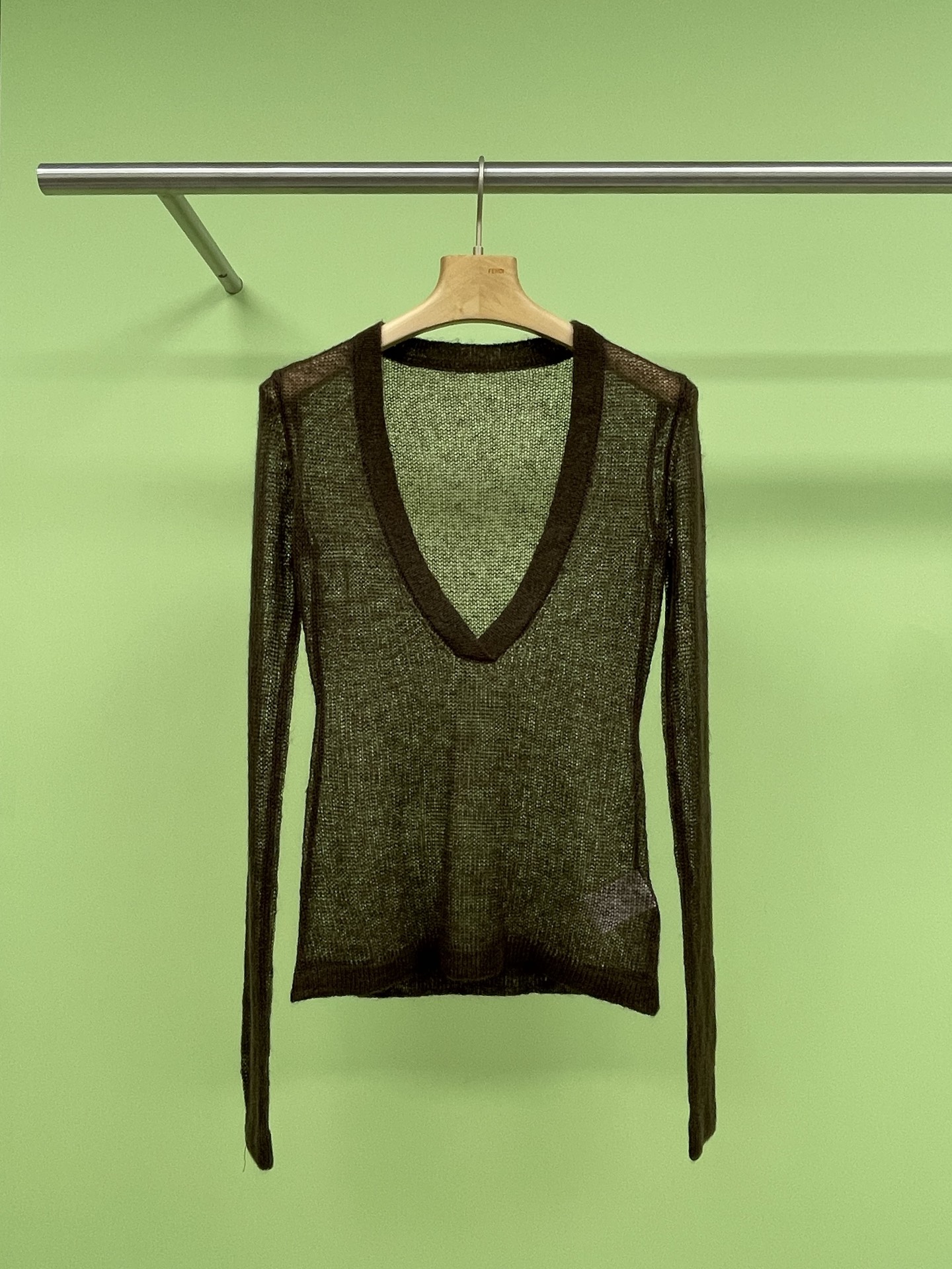 NO:319621,RARELY ALIKE foggy deep V-neck long-sleeved sweater, foggy mohair material, achieving just the right skin transparency and modifying the depth of the shoulder and neck lines.  For neckline design, it is recommended to wear a halter hanger to increase the layering of the outfit. The deep V-neck design can be said to be a necessary element for inner wear. It can not only lengthen the neck line, but also visually increase the elegant temperament of women. Choose a deep V-neck sweater or sweater with high-waisted pants or skirts to easily create a majestic outfit. If you want to be more brilliant, you can work hard on color and material. Dark deep V-neck inner wear, such as green, brown or beige, not only makes you look slim, but also adds a bit of mystery. The soft cashmere or wool material not only keeps warm but also enhances the overall sense of luxury. Finally, don’t forget to work hard on choosing a coat. A tailored coat or windbreaker can make your overall look more complete. The combination of deep V-neck inner wear and coat is both warm and graceful, and is the perfect match for spring.  SML, Skirts, Jackets & coats, Sweaters, Alexander wang19860909RARELY ALIKE 雾感深V领长袖针织衫,雾感马海毛材质,实现恰到好处的透肤度,修饰肩颈线条的深 V 型领口设计,建议搭配挂脖吊带,增加穿搭层次感,深V领的设计,可以说是内搭的必备元素,它不仅能够拉长颈部线条,还能在视觉上增加女性的优雅气质,选择一件质感上乘的深V领毛衣或者针织衫,搭配高腰裤或者半身裙,轻松打造出御姐风的穿搭,想要更加出彩,可以在颜色和材质上下功夫,深色系的深V领内搭,如绿色、咖色或米白色,不仅显瘦,还能增添几分神秘感,而柔软的羊绒或者羊毛材质,不仅保暖,还能提升整体的高级感,最后,别忘了在外套的选择上也要下功夫,一件剪裁合体的大衣或者风衣,能够让你的整体造型更加完整,深V领内搭与大衣的组合,既保暖又不失风度,是春季节的完美搭配. 码数SML,,skirts,jackets & coats,sweaters,alexander wang,Women's clothing