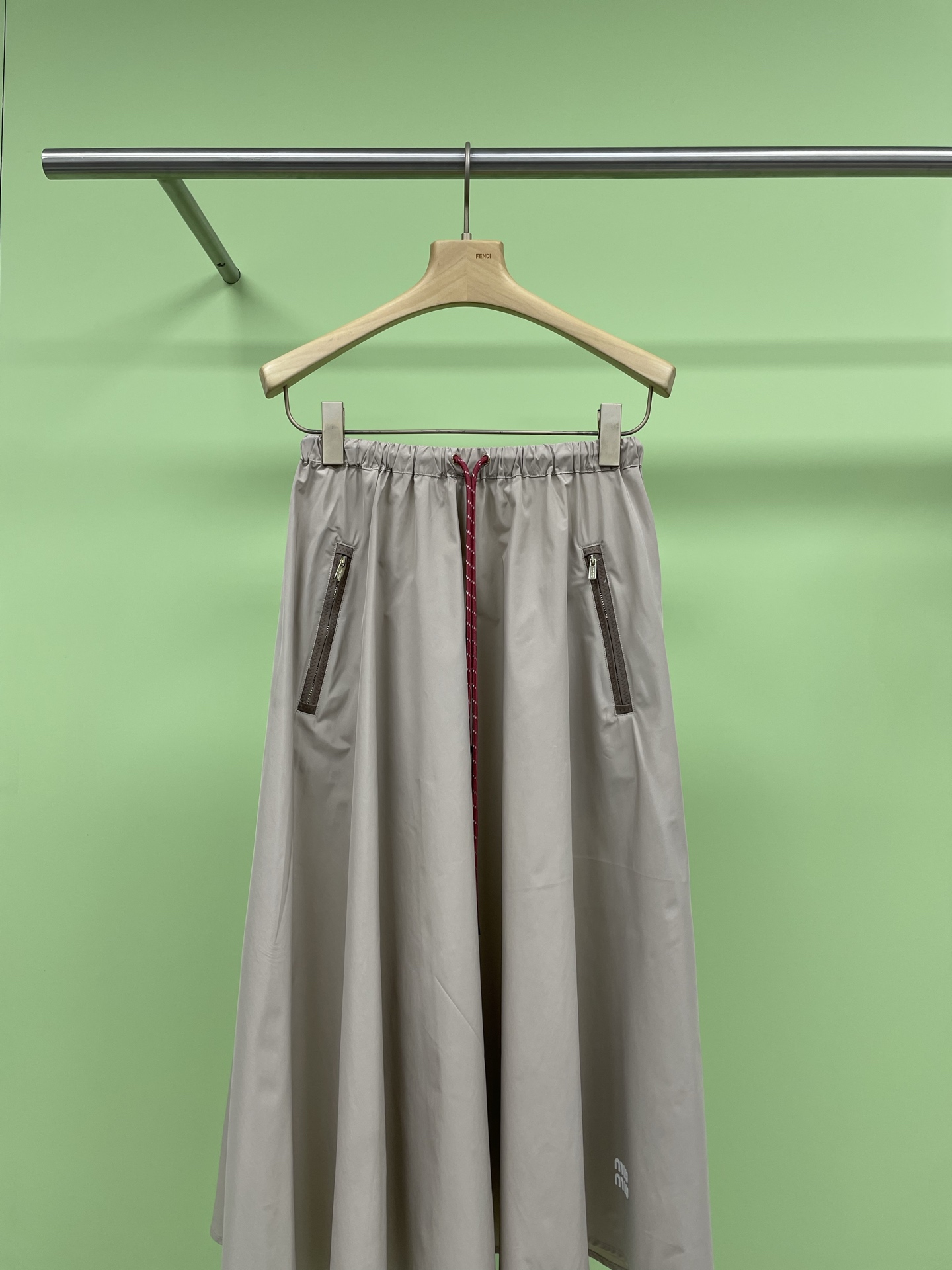 NO:319613,MiuMiu2025 spring women's tech-sensing fabric skirt, flare skirt, simple and atmospheric wavy drawstring skirt, very simple and unique design, can be casual and neat, fashionable and casual, light brown as the main color, classic Maillard color, plus a simple textured silhouette, beautiful and distinctive, three-dimensional tailored A-line skirt, the three-dimensional exaggerated wavy edge shape of the front waist is like a flower bud, with a lively rhythm, and it is matched with contrasting drawstrings, beautiful and practical. The wrinkles formed by the waist are evenly sluggish, gathering the waist to attract attention and make it look slim. Polyester technology fabric is delicate and comfortable, breathable and crisp, presenting a natural and smooth skirt shape. SML, miumiu, skirts, alexander wang19860909MiuMiu2025春款女士科技感织物半身裙喇叭裙裙子,简约大气波浪抽绳半裙,很是简洁又别致的设计,可休闲利落,可时髦随性,以浅棕色为主色调,经典美拉德色系,加上简约有质感的廓形,上身美而特色,立体剪裁A字裙型,前腰立体夸张的波浪边边造型犹如花苞,韵律灵动,搭配撞色抽绳,美而实穿,腰头因抽皱而形成的褶皱均匀垂顺,汇聚腰身吸睛显瘦,选用聚酯科技面料,细腻舒适,透气挺括,呈现自然流畅裙型. 码数SML,,miumiu,skirts,alexander wang,Women's clothing