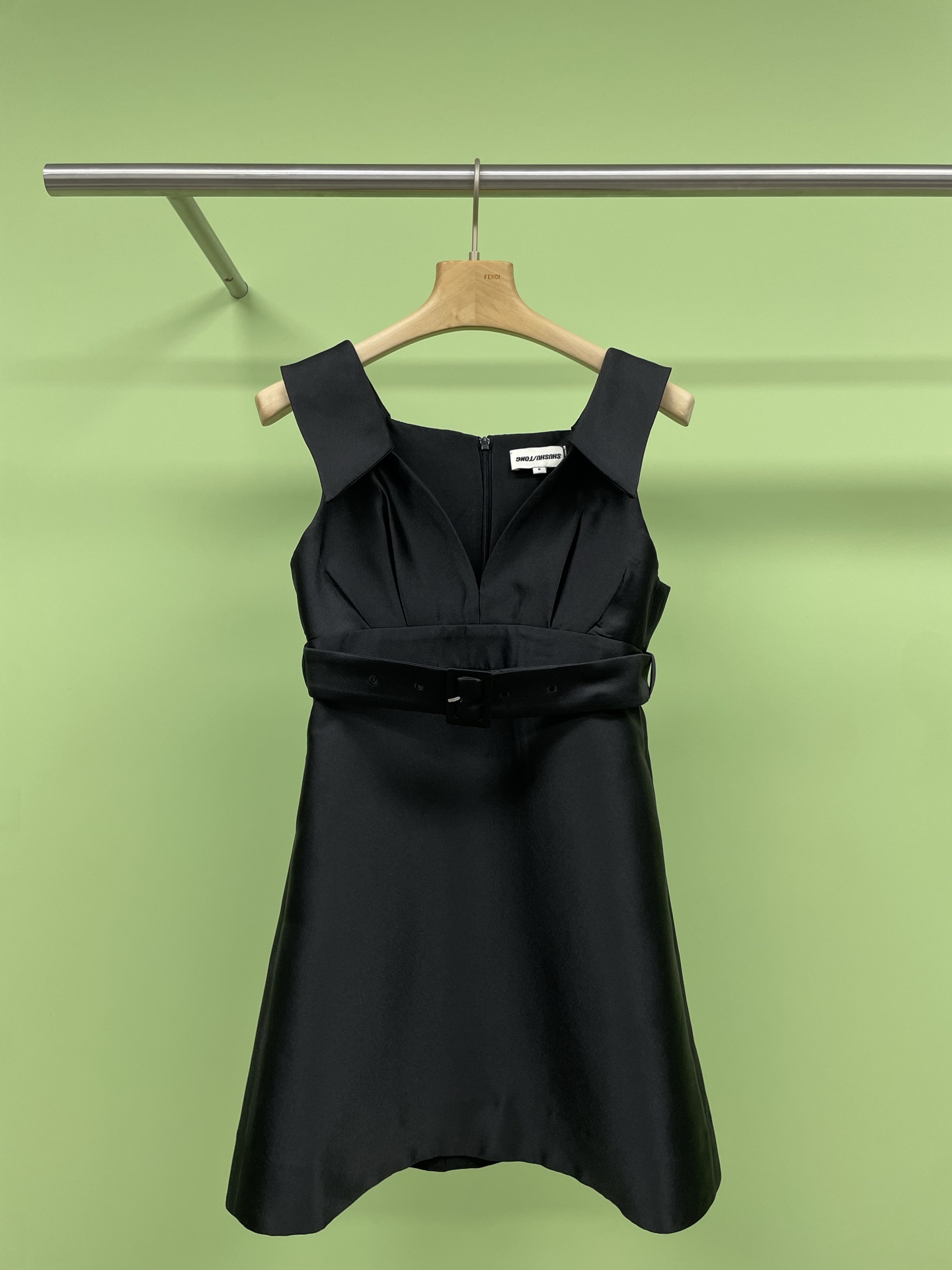 NO:319609,SHUSHUTONG 2025 spring and summer new waisted V-neck sleeveless dress, this heart-warming cool and cool outfit can fall into a glance. The lapel design can cover the trapezoidal muscles, the V-neck sleeveless neck design shows the collarbone and modify the face shape. The vertical stripes visually have a slimming effect, simple and high-end. A The hem of the font skirt is cool and cool, the upper body is sweet and spicy, and it reduces age. It can easily control the fashionable feeling. The belt is the finishing touch, cleverly improving the waistline and giving people a feeling of holding it. The retro ash color runs through the core color of the entire design. It is not picky about skin tones and is used to brighten the shape and improve the fashion. The sag fabric of the suit is easy to handle, the texture is firm, the thickness is moderate, the dress is crisp and stylish, the ratio is exquisite, the texture is clear, the appearance is elegant, the luster is natural and soft, smooth and without tugging. The combination of the bones and styles is very slimming, the shape looks very full, the inner lining is skin-friendly, the skin is not sticky, the thread is fine and even, and it looks simple and capable. It is suitable for a variety of occasions. It is very suitable for daily commuting. SML, skirts, business suit, alexander wang19860909SHUSHUTONG2025春夏新款束腰V领无袖连衣裙,这令人心动的酷飒拽姐穿搭一眼就沦陷,翻领设计能够遮挡斜方肌,V领无袖挂脖设计展现锁骨并修饰脸型,竖条纹在视觉上有显瘦效果,简约且显高级,A 字裙摆搭配腰带又酷又飒,上身甜辣还減龄,轻松掌控时髦感,腰带是点睛之笔,巧妙提升腰线纤细腰身,给人盈盈一握的感觉,复古烟灰其色贯穿于整个设计的核心色,不挑肤色同时用于提亮造型,提升时髦度,西装垂度面料,好打理质地紧致,厚度适中,穿着挺括有型,配比讲究,肌理清晰,外观高雅,光泽自然柔和,顺滑无扎感,自带筋骨和款式结合十分的显瘦,造型看起来很饱满,内里加里衬,亲肤不粘腻,走线细密均匀,看起来很简单干练适用于多种场合,非常适合日常通勤的一款裙装. 码数SML,,skirts,business suit,alexander wang,Women's clothing