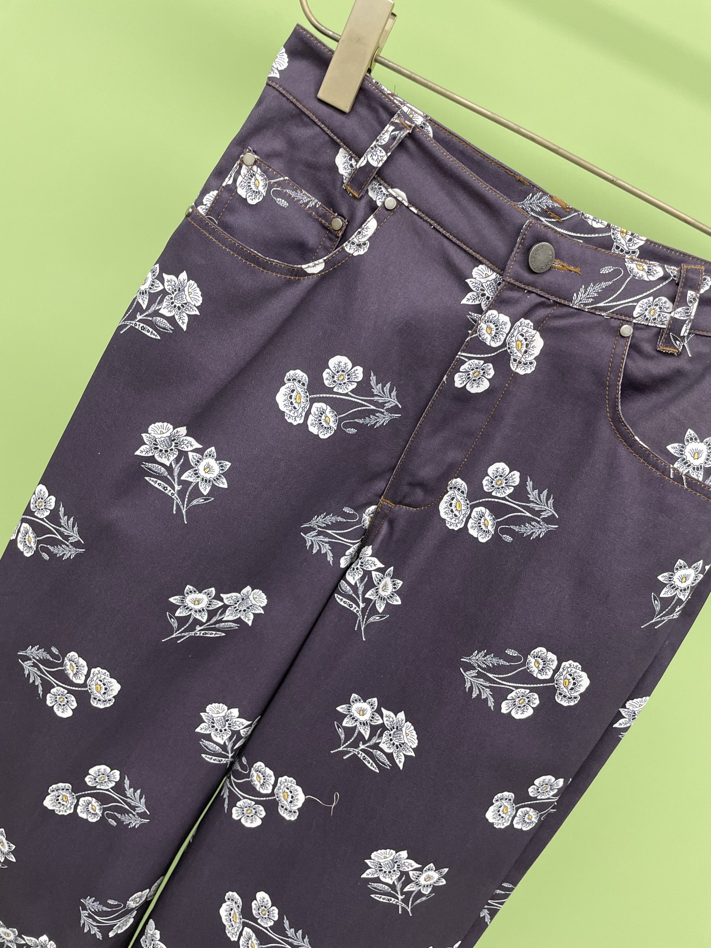 NO:319604,ICE DUST designer brand ethnic floral printed casual pants, lazy retro fashionable feeling, floral printed casual loose trousers, adopting the purple that is super popular this year, gentle and fashionable. The loose style is comfortable to wear on the upper body, cleverly covering the small flaws on the legs, and paired with a casual T-shirt to easily create a casual and comfortable street style.  Cleverly dressing, cleverly modifying the leg shape. Whether you have X-shaped legs, O-shaped legs, or small thick legs, they can all be perfectly hidden, visually achieving the amazing effect of slimming and straight legs. Who can see it? You can't ask if you have secretly done leg shaping? The high-waisted style really understands the girl's heart. Improve the waistline and become long legs in seconds. Small sisters can also easily control it, easily create a nine-head body proportion, and it is super age-reducing. When you wear it, you will go back to 18 in an instant. It is the best time to wear it in spring. It is simple and fashionable. Whether it is a simple white T-shirt or gentle sweater, it is simple and fashionable. Whether it is a daily trip, date or a party with a little sister, it is completely fine. Sisters who are confused about what pants to wear in spring, just close their eyes and get into it. SML, tees, t-shirt, alexander wang19860909ICE DUST设计师品牌民族风花卉印花休闲裤,懒懒的复古时髦感,花卉印花休闲宽松长裤,采用了今年超流行的紫色系,温柔又不失时尚感,宽松版型上身穿着舒适,巧妙遮住腿部小暇疵,搭配一件休闲T恤 轻松打造休闲舒适的街头风格 格穿搭,巧妙修饰腿型,无论你是X型腿、O型腿、还是小粗腿,通通都能被完美隐藏,视觉上达到显瘦显腿直的惊艳效果,谁看了不得问一句你是不是偷偷去做了腿部塑形,高腰的款式真的太懂少女心了,提高腰线,秒变大长腿,小个子姐妹也能轻松驾驭,轻松打造九头身比例,而且还超级减龄,穿上它瞬间回到18岁,春天穿它再合适不过啦,搭配一件简单的白T或者温柔的针织衫,简约又时尚,无论是日常出街、约会还是和小姐妹聚会,都完全没问题,纠结春天穿什么裤子的姐妹,闭眼入就完事儿了. 码数SML,,tees，t-shirt,alexander wang,Women's clothing