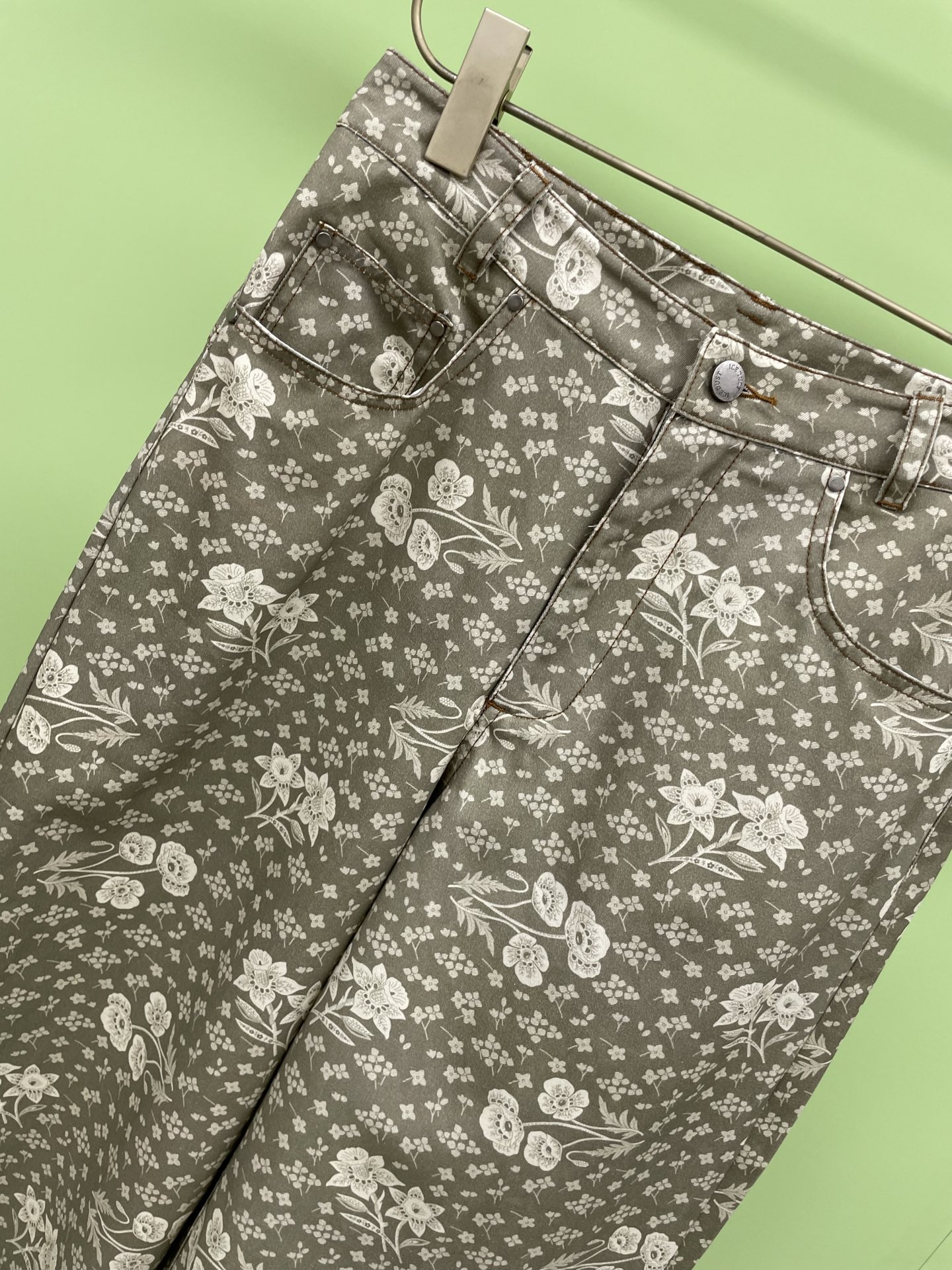 NO:319598,ICE DUST designer brand ethnic floral printed casual pants, lazy retro fashionable feeling, floral printed casual loose trousers, adopting the purple that is super popular this year, gentle and fashionable. The loose style is comfortable to wear on the upper body, cleverly covering the small flaws on the legs, and paired with a casual T-shirt to easily create a casual and comfortable street style.  Cleverly dressing, cleverly modifying the leg shape. Whether you have X-shaped legs, O-shaped legs, or small thick legs, they can all be perfectly hidden, visually achieving the amazing effect of slimming and straightening legs. Who can see it? You can't ask if you have secretly done leg shaping? The high-waisted style really understands the girl's heart. Improve the waistline and become long legs in seconds. Small sisters can also easily control it, easily create a nine-head body proportion, and it is super age-reducing. When you wear it, you will go back to 18 in an instant. It is the most suitable to wear it in spring. It is simple and fashionable. Whether it is a simple white T-shirt or gentle sweater, it is simple and fashionable. Whether it is a daily trip, date or a party with a little sister, it is completely fine. Sisters who are confused about what pants to wear in spring, just close their eyes and get into it. SML, tees, t-shirt, alexander wang19860909ICE DUST设计师品牌民族风花卉印花休闲裤,懒懒的复古时髦感,花卉印花休闲宽松长裤,采用了今年超流行的紫色系,温柔又不失时尚感,宽松版型上身穿着舒适,巧妙遮住腿部小暇疵,搭配一件休闲T恤 轻松打造休闲舒适的街头风格 格穿搭,巧妙修饰腿型,无论你是X型腿、O型腿、还是小粗腿,通通都能被完美隐藏,视觉上达到显瘦显腿直的惊艳效果,谁看了不得问一句你是不是偷偷去做了腿部塑形,高腰的款式真的太懂少女心了,提高腰线,秒变大长腿,小个子姐妹也能轻松驾驭,轻松打造九头身比例,而且还超级减龄,穿上它瞬间回到18岁,春天穿它再合适不过啦,搭配一件简单的白T或者温柔的针织衫,简约又时尚,无论是日常出街、约会还是和小姐妹聚会,都完全没问题,纠结春天穿什么裤子的姐妹,闭眼入就完事儿了. 码数SML,,tees，t-shirt,alexander wang,Women's clothing