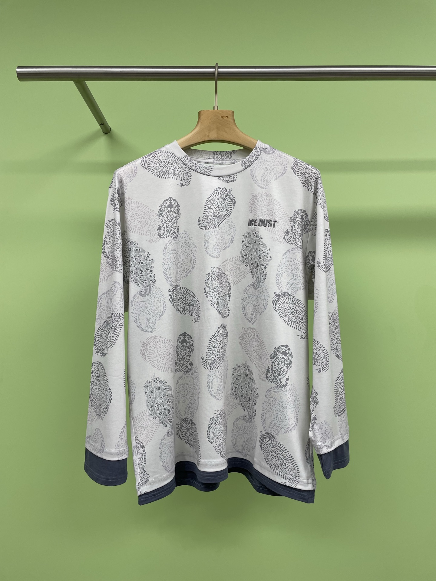 NO:319592,ICE DUST designer brand fake two-piece cashew flower printed T-shirt. Cashew flower is a classic pattern. The pattern uses brown of different shades of brown, making the pattern full of dynamic and light knitted fabric with a slightly transparent effect. The yarn is dry and delicate. Although it is light but not easy to deform, it can easily create a low-key and tasteless outfit. It is suitable for mixing and matching items of various styles. The style is loose and lazy, and the printing attracts eye-catching and adds atmosphere. Long sleeves can play a sun protection effect. Slightly transparent knitted fabric, texture is skin-friendly, light and stuffy, new Chinese retro style, full of trendy style, whether it is campus or street, it can easily control it. Whether it is single or inner wear, it can add a sense of fashion. Choose it for summer outfits. SML, tees, t-shirt, alexander wang19860909ICE DUST设计师品牌假两件腰果花印花T恤,腰果花作为经典花纹,图案采用不同深浅的棕,使图案富有动感,微透视效果的轻薄针织面料,纱线干爽细腻,虽然轻薄但是不易变形,轻松打造低调又不失品味的穿搭,适合与各种风格的单品进行混搭,版型宽松慵懒,印花吸睛增添氛围,长袖可起到防晒效果,微透针织面料,质感亲肤,轻透防闷,新中式复古风格,潮流范儿十足,无论是校园还是街头,都能轻松驾驭,无论是单穿还是内搭,都能增添时尚感,夏季穿搭就选它吧. 码数SML,,tees，t-shirt,alexander wang,Women's clothing