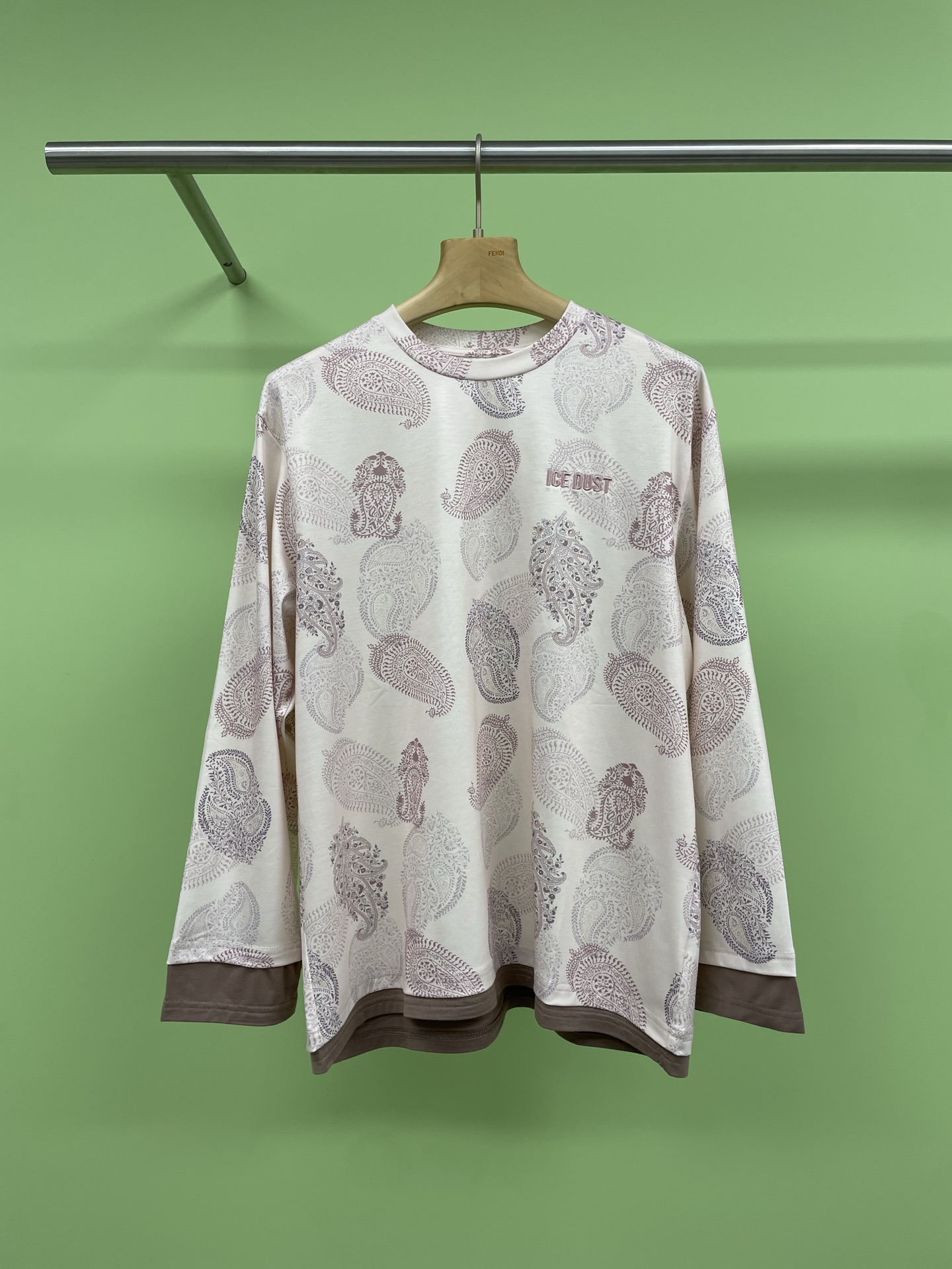 NO:319586,ICE DUST designer brand fake two-piece cashew flower printed T-shirt. Cashew flower is a classic pattern. The pattern uses brown of different shades of brown, making the pattern full of dynamic and light knitted fabric with a slightly transparent effect. The yarn is dry and delicate. Although it is light but not easy to deform, it can easily create a low-key and tasteless outfit. It is suitable for mixing and matching items of various styles. The style is loose and lazy, and the printing attracts eye-catching and adds atmosphere. Long sleeves can play a sun protection effect. Slightly transparent knitted fabric, texture is skin-friendly, light and stuffy, new Chinese retro style, full of trendy style, whether it is campus or street, it can easily control it. Whether it is single or inner wear, it can add a sense of fashion. Choose it for summer outfits. SML, tees, t-shirt, alexander wang19860909ICE DUST设计师品牌假两件腰果花印花T恤,腰果花作为经典花纹,图案采用不同深浅的棕,使图案富有动感,微透视效果的轻薄针织面料,纱线干爽细腻,虽然轻薄但是不易变形,轻松打造低调又不失品味的穿搭,适合与各种风格的单品进行混搭,版型宽松慵懒,印花吸睛增添氛围,长袖可起到防晒效果,微透针织面料,质感亲肤,轻透防闷,新中式复古风格,潮流范儿十足,无论是校园还是街头,都能轻松驾驭,无论是单穿还是内搭,都能增添时尚感,夏季穿搭就选它吧. 码数SML,,tees，t-shirt,alexander wang,Women's clothing