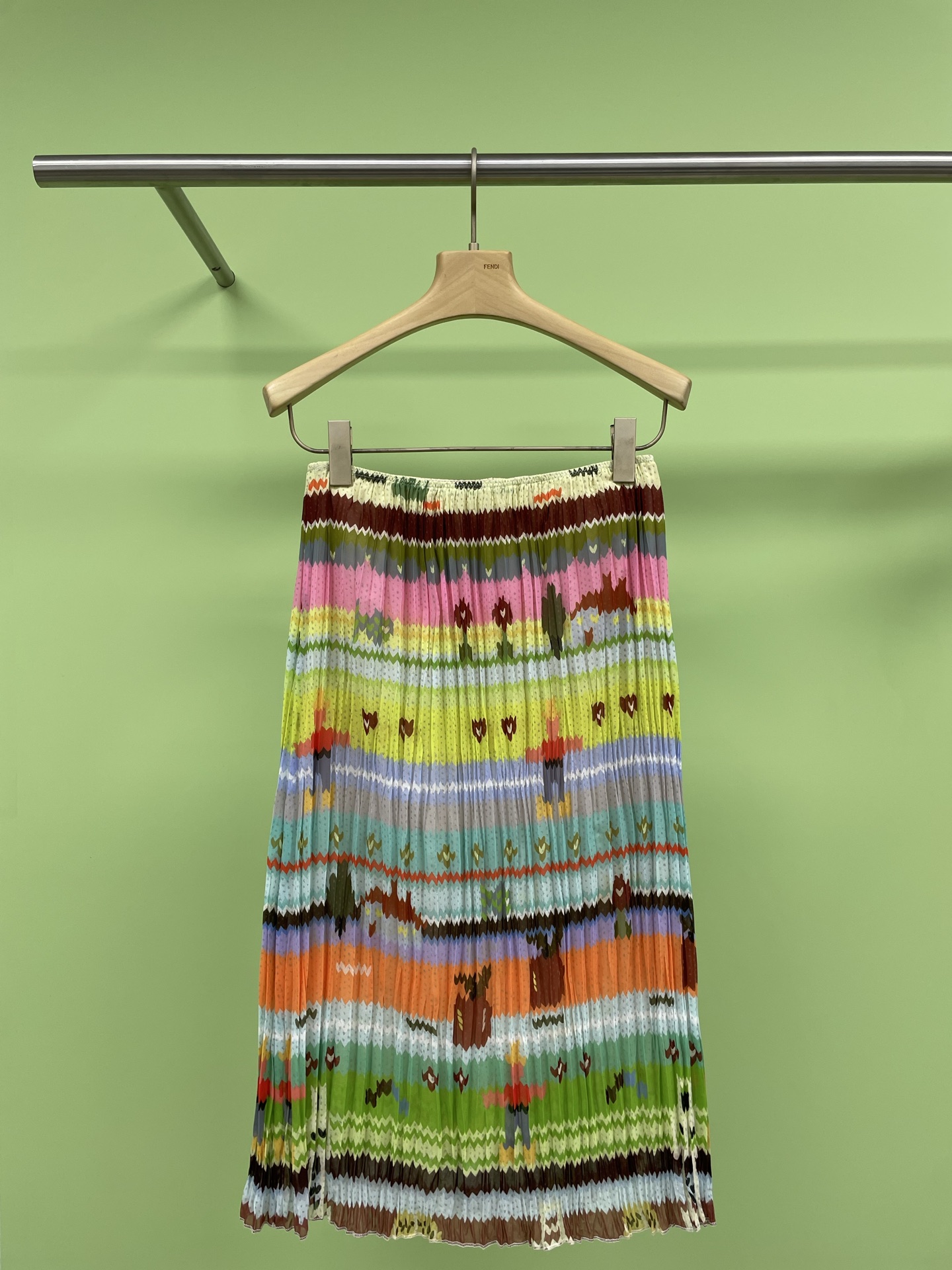 NO:319580,SHORT SENTENCE Short Sentence 25SS Spring and Summer New pleated chiffon loose long skirt, wear spring on the body fresh feel, it will move, look white and slim and fresh, too refreshing and pleasing color matching, cartoon-like printing like ink painting, not greasy all year round, fabric is pleated by imported machine in the process of pleating and ironing, and directly adjust the cut and folds according to the human body curve or shape needs. The 3D all-round process, the ready-made garments are randomly bundled, without dry cleaning and ironing, when worn, it is still flat as a new one, not picking on the figure, nor any limitations, not covering the hips or legs, the length can cover the calf, cover the flesh and feel very comfortable, and the upper body looks slim. It looks great with a simple white tee shirt, and sisters can wear it to welcome the spring and summer immediately.  SML, skirts, alexander wang19860909SHORT SENTENCE 短句25SS春夏新款褶皱雪纺宽松长半裙,把春天穿在身上清新feel,会动的春天,显白又显瘦的清新,太清爽耐看的配色了,如水墨画般的卡通感印花,一整个春天夏天都穿不腻,面料在压褶成型整烫的工艺处理上采用进口机压褶,直接依照人体曲线或造型需要来调整裁片与褶痕,3D全方位工艺,出来的成衣任意卷随意捆绑,不用干洗熨烫,要穿的时候打开,依然是平整如新的一条,不挑身材,也没有任何局限性,不包臀,不裹腿,长度能盖住小腿肚,遮肉又很安心,上身显瘦,搭配一个简单的白tee白衬衣就很好看,姐妹们马上可以穿起来迎接春夏. 码数SML,,skirts,alexander wang,Women's clothing