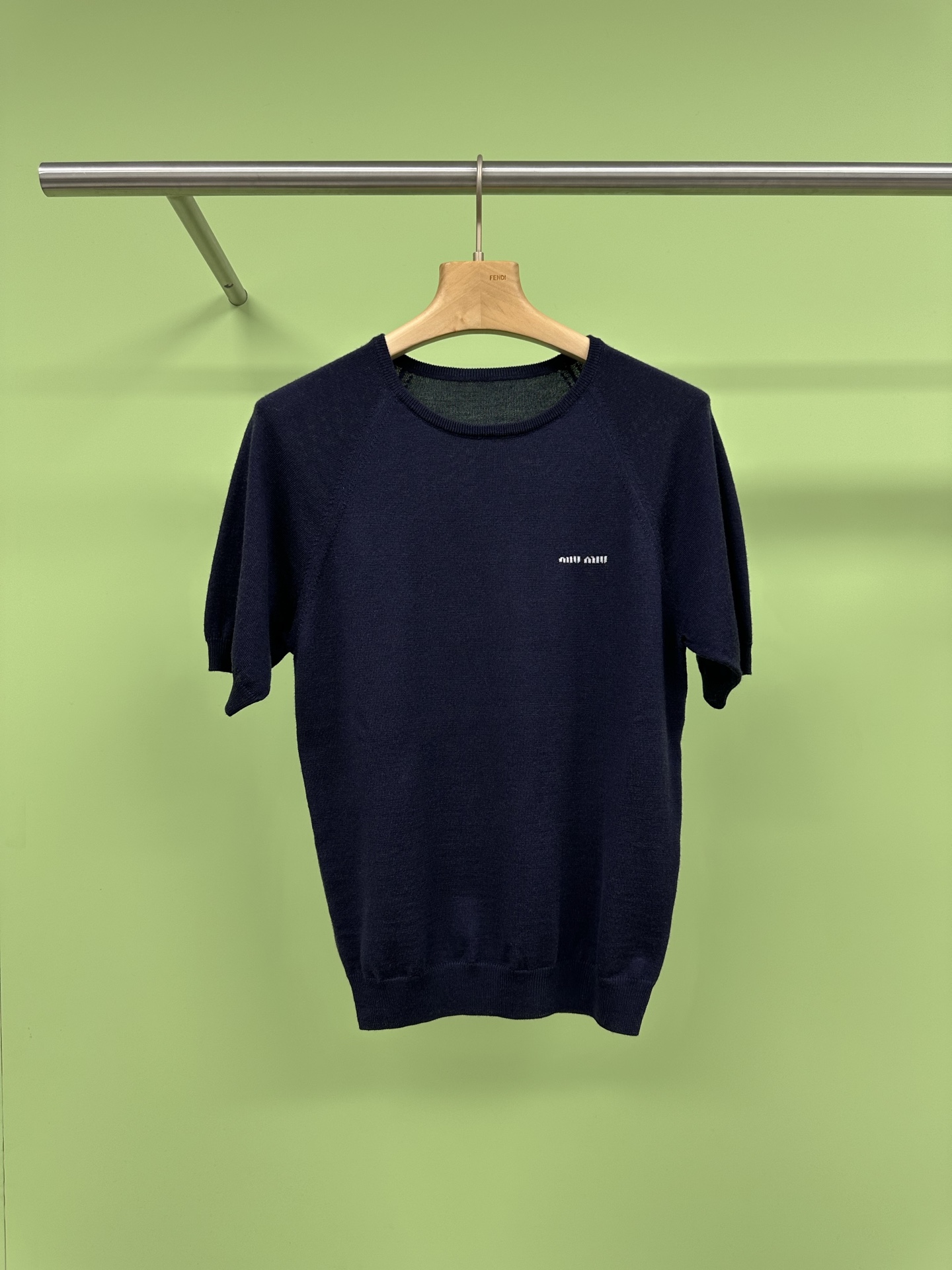 NO:319603,MiuMiu2025 early spring catwalk knitted wool short sleeves, very light and thin, with a layer of velvet on it, extremely comfortable, can be layered with one single wear, soft and breathable, simple and clean, suitable for travel or commuting, intellectual and a little playful, the small short style is more beautiful, the design of the small short style is more attractive, it is not too tight or loose, it is just right slack, the whole sense of the mud is full, it looks much whiter than expected, the short sleeve layering is very elegant and elegant, very pure and sweet, I fell in love with it at first sight, it is recommended to match the same series of short-sleeved shirts and skirts together. Size SML,,miumiu, skirts, shirts, T-shirts, alexander wang19860909MiuMiu2025早春走秀款针织羊毛短袖,非常轻薄,有一层绒在上面,极致舒适,单穿叠穿都可以,柔软又透气,简约又干净,出游或者通勤都很适合,知性里又带了点小俏皮,小短款的设计更显腰身,不会太紧绷也不会很松垮,是恰到好处的松弛,一整个缪感拉满,比预想中显白太多,短袖叠穿很优雅有气质,很纯净很甜美,一眼爱上,建议同系列短袖衬衫加半裙 一起搭配. 码数SML,,miumiu,skirts,shirts,T-shirt,alexander wang,Women's clothing