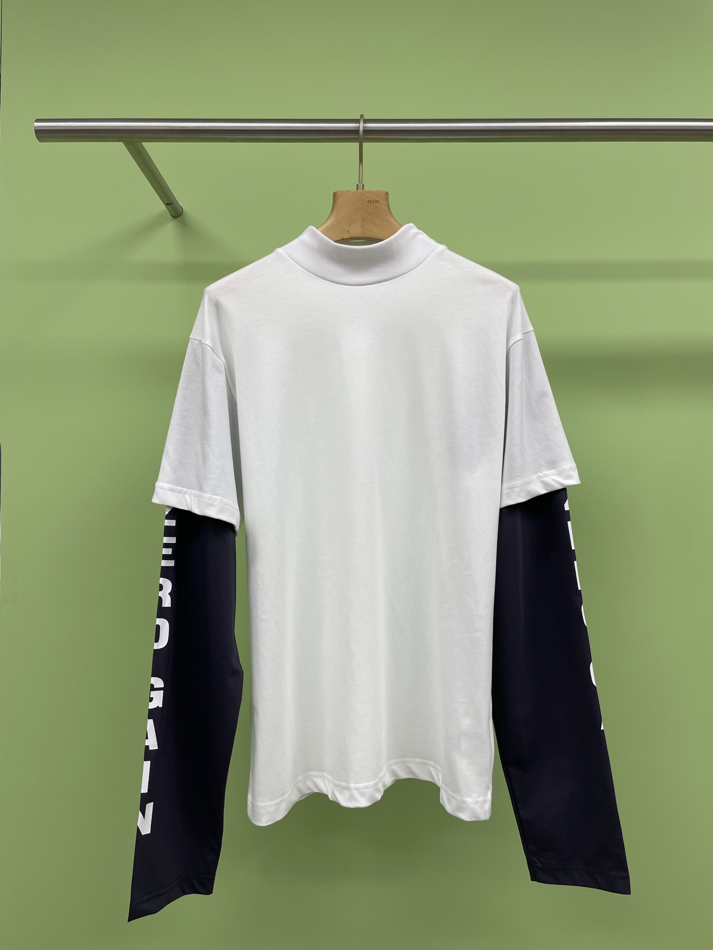 NO:319597,PUSH BUTTON designer brand contrasting color fake two-piece long-sleeved T-shirt, fashionable layering new favorite, this new fake two-piece long-sleeved T directly hit my heart. Its design is superb, the layering of fake two-pieces is clear, and it can easily create a fashionable feeling of layering. It is simple and elegant when worn alone. It can instantly enhance the taste of the outfit. The details of the neckline and cuffs are so exquisite that the fabric is skin-friendly and comfortable, and it is soft and smooth in close-fitting, and breathable. Whether it is a casual style with jeans or a suit pants to create a refined sense of workplace, it can be perfectly adapted. Classic color matching and sleeve logo embellishment, low-key highlighting high-end texture. This season has this fake two-piece long-sleeved T, which can easily grasp the fashion password. SML, jeans, jackets &  coats,tees,t-shirt,business suit,alexander wang19860909PUSH BUTTON设计师品牌撞色假两件长袖T恤,时尚叠穿新宠,这次的新款假两件长袖 T 直接戳中我的心巴,它的设计超绝,假两件的层次感分明,轻松营造出叠穿的时髦感,单穿简约大气,搭配外套也能瞬间提升穿搭品味,领口和袖口的细节处理精致到不行,面料亲肤舒适,贴身穿柔软顺滑,透气性也很棒,无论是搭配牛仔裤打造休闲风,还是配上西装裤营造职场精致感,它都能完美适配.经典的配色和袖子 logo 点缀,低调中彰显着高级质感,这个季节有这一件假两件长袖 T,轻松拿捏时尚密码. 码数SML,,jeans,jackets & coats,tees，t-shirt,business suit,alexander wang,Women's clothing