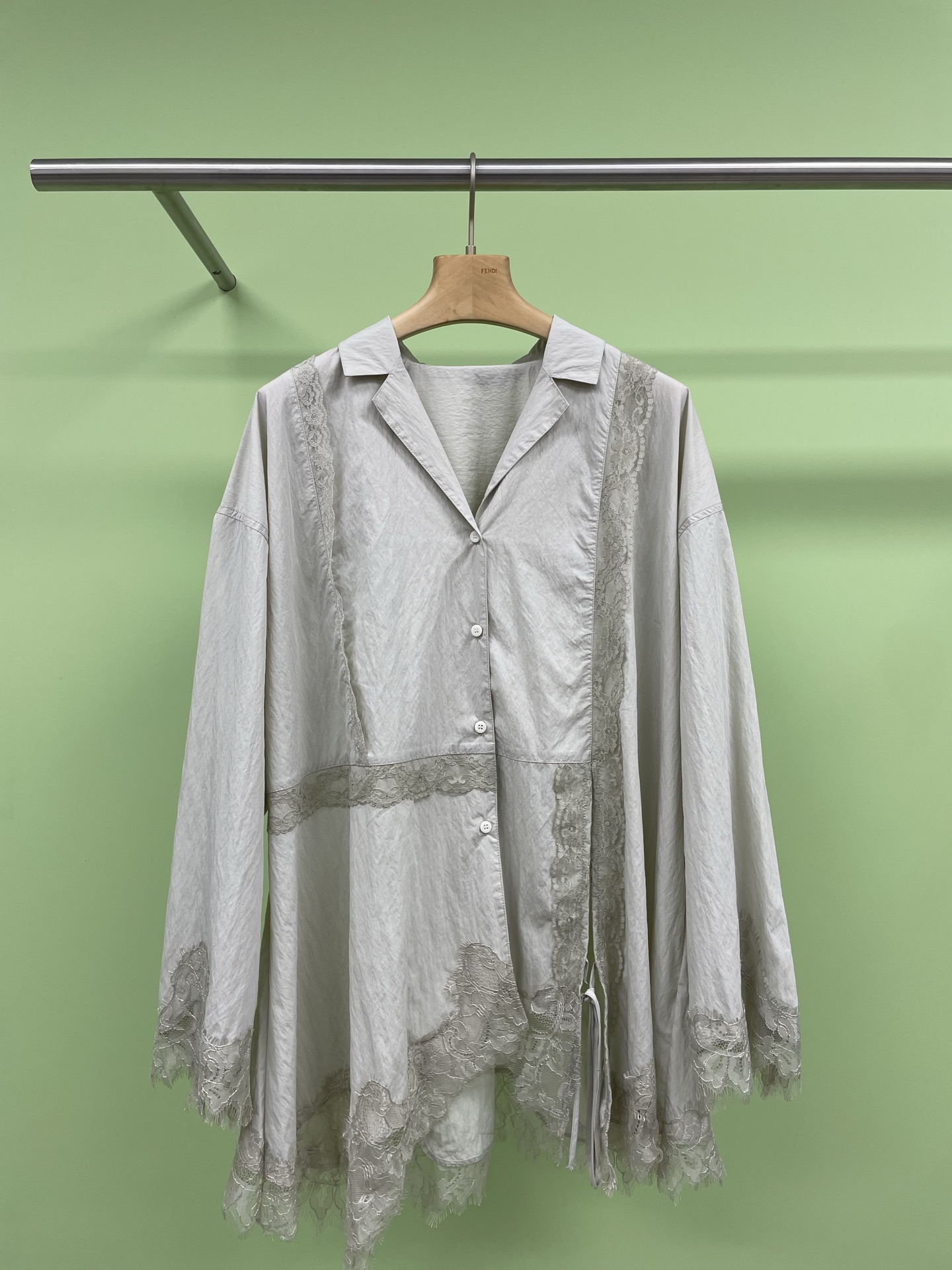 NO:319591,Qi Yandi's Qquarecircle square sand washing silk irregular lace shirt, irregular lace silhouette sand washing silk shirt, and lace fabric spliced ​​lace to increase the design layering, maintaining the design sense while improving the practical wearability. As a layered sweater or jacket inside, it can satisfy the commuting outfit while maintaining a certain sense of atmosphere. Sand washing silk flocking ruffled long-sleeved thin shirt adopts advanced flocking three-dimensional printing technology. The ruffled and placket lace design brings soft curves and wrinkles, adding layering to the form of a stacked line to create a sense of breathing between the clothes and the body. This shirt uses light and breathable celestial fabric, which has a soft touch, good breathability, and comfortable to wear. It has a unique tailoring design that highlights your body curves, making you look slim and elegant. Whether it is a formal occasion or a casual party, you can easily hold it.  SM, Jackets & coats, sweaters,shirts,alexander wang19860909戚砚笛同款Qquarecircle方圆砂洗天丝不规则拼蕾丝衬衫,廓形不规则蕾丝拼接砂洗天丝衬衫,天丝面料拼接蕾丝,增加设计层次感,保持设计感的同时,提升了实穿性,作为内搭叠穿毛衣或者外套,能满足通勤穿搭的同时保持一定氛围感,砂洗天丝植绒荷叶边系带长袖薄衬衫,采用植绒立体印花高级工艺,荷叶边及门襟系带设计带来柔和的曲线和褶皱,以线条堆积感形式增加层次感,打造衣服与身体之间的呼吸感,这款衬衫采用了轻盈透气的天丝面料,手感柔软,透气性好,穿着舒适,独特的剪裁设计,凸显你的身形曲线,显瘦又显气质,无论是正式场合还是休闲聚会,都能轻松hold住. 码数SM,,jackets & coats,sweaters,shirts,alexander wang,Women's clothing