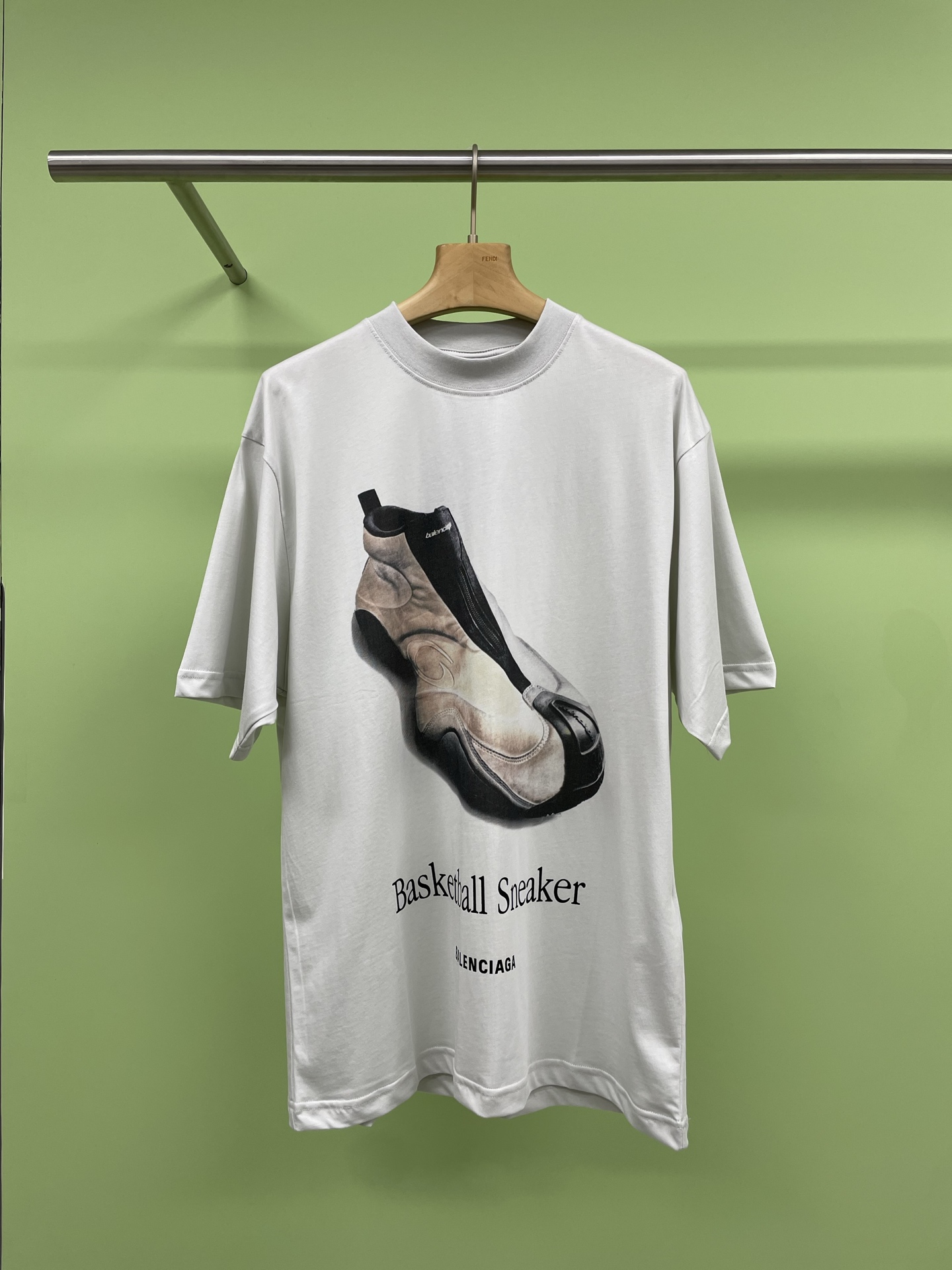 NO:319585,BALENCIAGA 25 summer new product BASKETBALL SNEAKER silhouette T-shirt, Paris new sneaker T-shirt, this is too cool, the design of this T-shirt is simply amazing, the silhouette design is super fashionable, it is simply trendy when worn, the BASKETBALL SNEAKER logo design on the chest is low-key and luxurious, and it looks super good with jeans or short skirts. It can be matched with high-waist jeans to make your legs look long and fashionable, or it can be matched with short skirts to easily create a fashionable feeling, and can be matched with some fashionable items, such as sunglasses or hats to increase the fashion sense. SML, balenciaga, balenciaga, skirts, jeans, tees, t-shirt, hats, alexander wang19860909BALENCIAGA巴黎世家25夏季新品BASKETBALL SNEAKER廓形T恤,巴黎新款球鞋T恤,这也太酷了吧,这件T恤的设计简直绝了,廓形设计超级时尚,穿上去简直就是潮人本潮,胸前的BASKETBALL SNEAKER logo设计低调又奢华,搭配牛仔裤或者短裙都超级好看,可以搭配高腰牛仔裤,显腿长又时髦,也可以搭配短裙,轻松打造时尚感,可以搭配一些时尚单品,比如墨镜或者帽子,增加时尚感. 码数SML,,balenciaga,balenciaga,skirts,jeans,tees，t-shirt,hats,alexander wang,Women's clothing