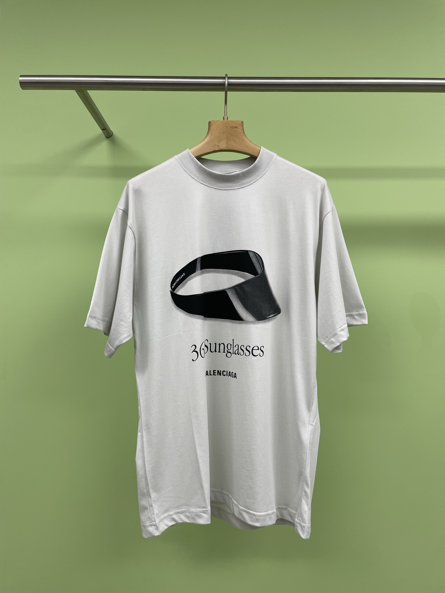 NO:319579,BALENCIAGA 25 summer new product 360 SUNGLASSES silhouette T-shirt, Paris new hat brim T-shirt, this is too cool, the design of this T-shirt is simply amazing, the silhouette design is super fashionable, it is simply fashionable when worn, the 360 ​​SUNGLASSES logo design is low-key and luxurious, it looks super good with jeans or short skirts. It can be matched with high-waist jeans, which make your legs look long and fashionable, or you can match it with short skirts to easily create a fashionable feeling, and you can match it with some fashionable items, such as sunglasses or hats to increase the fashion sense. SML, balenciaga, balenciaga, skirts, jeans, tees, t-shirt, hats, alexander wang19860909BALENCIAGA巴黎世家25夏季新品360 SUNGLASSES廓形T恤,巴黎新款帽沿T恤,这也太酷了吧,这件T恤的设计简直绝了,廓形设计超级时尚,穿上去简直就是潮人本潮,胸前的360 SUNGLASSES logo设计低调又奢华,搭配牛仔裤或者短裙都超级好看,可以搭配高腰牛仔裤,显腿长又时髦,也可以搭配短裙,轻松打造时尚感,可以搭配一些时尚单品,比如墨镜或者帽子,增加时尚感. 码数SML,,balenciaga,balenciaga,skirts,jeans,tees，t-shirt,hats,alexander wang,Women's clothing