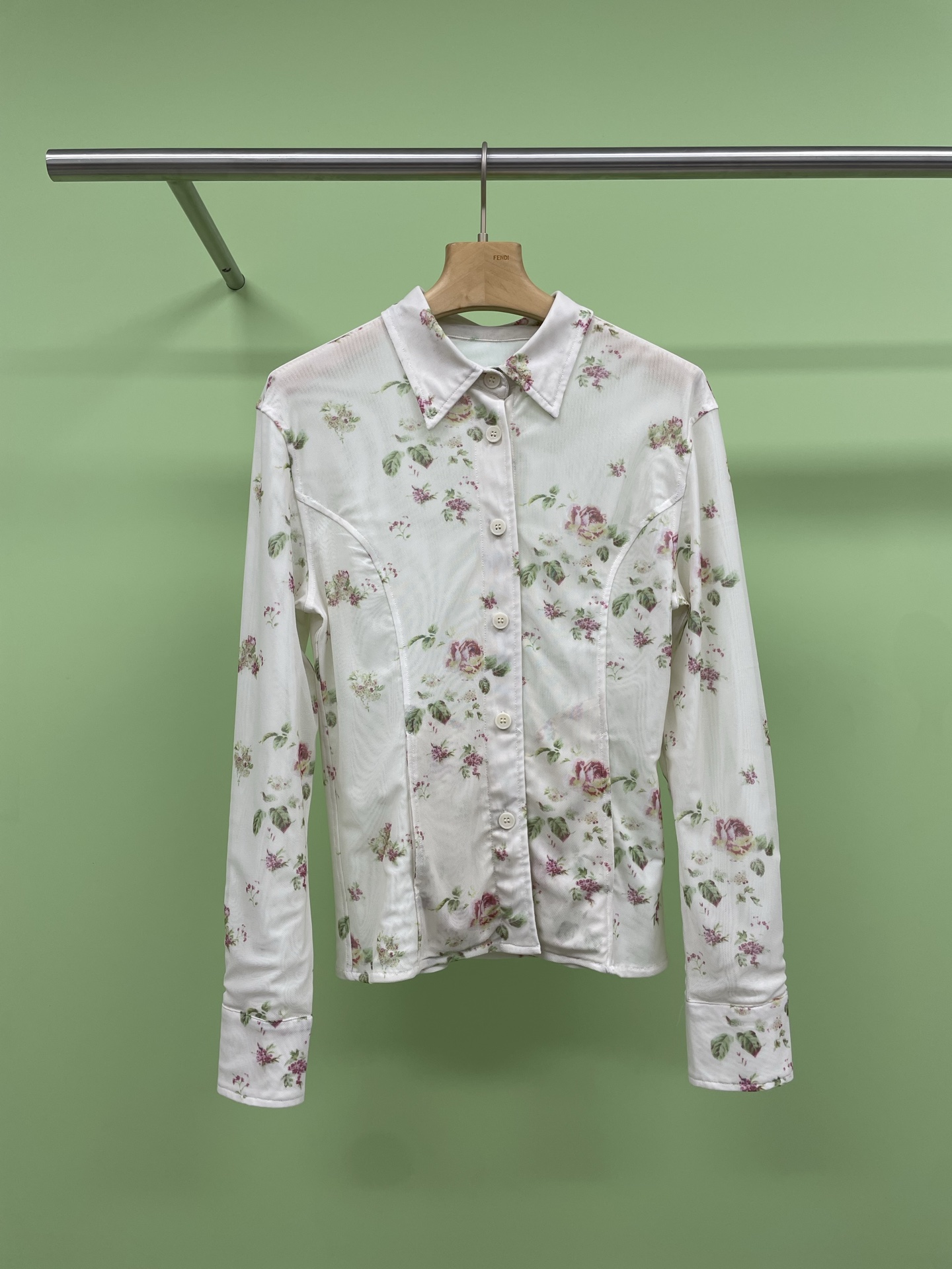 NO:319602,OPENYY French floral printed waist-hugging mesh shirt top, transparent fabric meets a lively printed shirt, this is a perspective shirt printed on a drape mesh fabric. The slim fitting presents an extremely elegant outline, and the perfect sense of perspective creates a mature charm. According to the different choices of the inner top, this is a piece that can be worn repeatedly for a long time. The bold pattern design is very eye-catching and creates a high-end atmosphere. It is a must-have fashionable item. When you wear it and go out, the return rate is absolutely amazing. SML, Shirts, alexander wang19860909OPENYY法式碎花印花收腰网纱衬衫上衣,通透面料邂逅灵动印花衬衫,这是一件在垂坠感十足的网纱面料上印花的透视衬衫,修身版型呈现出一种极致优雅的轮廓,恰到好处的透视感营造出成熟韵味,根据内搭上衣的不同选择,这是一件可以在很长的时间段内反复穿搭的单品,大胆的图案设计十分吸睛,营造出高级的氛围感,是一件必定时尚的单品,穿上它出街,回头率绝对爆表. 码数SML,,shirts,alexander wang,Women's clothing