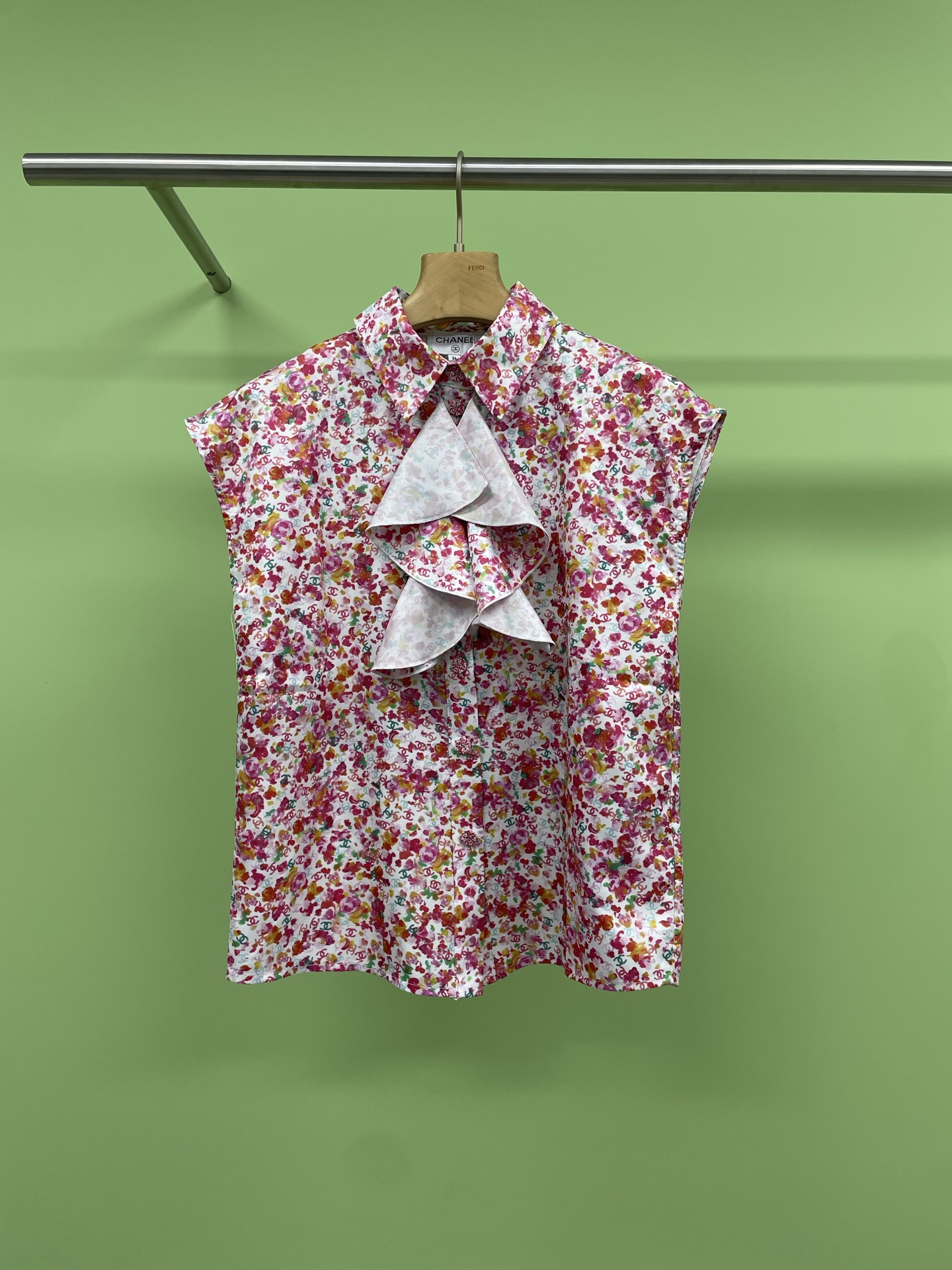 NO:319584,Chane 2025 spring and summer new sleeveless floral shirt, a variety of summer limited-edition printed sleeveless shirts, today brings you a super eye-catching printed sleeveless shirt, a must-have item for cool summer. This shirt is suitable for all occasions, going out, office, date... Just match a pair of small white shoes, it is a simple and fashionable outfit. If you change into a pair of high-waist shorts, you can immediately turn into a commuter style. The sleeveless design of the hot summer shirt allows you to say goodbye to your arms easily  The constraints show elegance and confidence. Paired with a simple necklace, add a touch of fashion. Moreover, the printed design of this shirt is unique and full of artistic atmosphere. Whether it is fresh little florals or warm tropical style, you can stand out from the crowd. A suspender or T-shirt inside can create a layered summer outfit. Whether it is paired with a pair of high-heeled sandals or sports white shoes, it can easily become the focus of the street. What are you still hesitating about?  Come and buy this printed sleeveless shirt, you deserve the most beautiful self in summer!  SML, chanel, sandals, shorts,shirts,tees,t-shirt,necklace,alexander wang19860909Chane2025春夏新款无袖碎花衬衣,夏日限定解锁印花无袖衬衫的百变穿搭,今天给大家带来一款超级吸睛的印花无袖衬衫,清凉一夏必备单品,这款衬衫适合各种场合,出街、办公、约会...随便搭配一双小白鞋,就是简单而时髦的出街装扮,换上一条高腰短裤,就能立刻变成通勤风格,炎炎夏日衬衫的无袖设计让你轻松告别手臂的束缚,尽显优雅与自信,搭配一条简约的项链,增添一丝时尚感,而且这款衬衫的印花设计独具匠心,充满艺术气息,无论是清新的小碎花,还是热烈的热带风情,都能让你在人群中脱颖而出,内搭一件吊带或T恤,就能打造出层次感十足的夏日穿搭,不论是配上一双高跟凉鞋,还是运动款小白鞋,都能让你轻松成为街头焦点,还在犹豫什么？快来入手这款印花无袖衬衫吧,你值得拥有夏日最美的自己！码数SML,,chanel,sandals,shorts,shirts,tees，t-shirt,necklace,alexander wang,Women's clothing