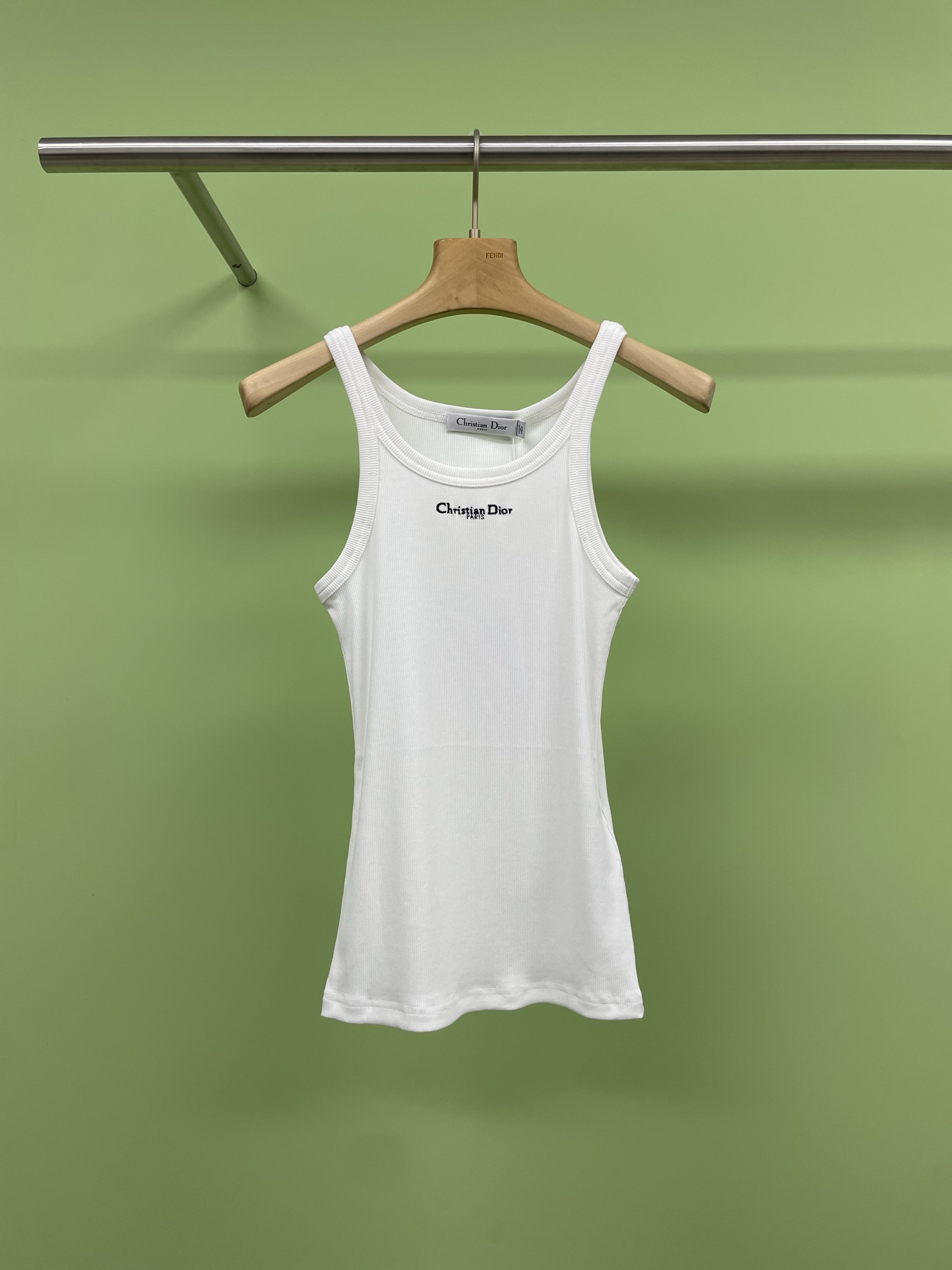 NO:319581,Dior2025 spring and summer new CD letter embroidered vest, a new product full of texture, this is an absolute hot girl's dish. Once you are on your body, you will be unable to put it down. The vest is skin-friendly and has a soft texture like a spring breeze blowing on your skin. When you wear it close to the body, the comfort is directly full of the slim fit. The slim fit style is even more unique, accurately outlining the body curve, and the exquisite letter embroidery on your chest is an unintentional personality. Every stitch is sewn into a fashionable attitude, cleverly revealing the shoulders, and every move, the sexy charm is free to spread, easily becoming the focus of the crowd. SML, dior, alexander wang19860909Dior2025春夏新款CD字母刺绣背心,质感满满的新品,这可是不折不扣的辣妹天菜,一旦上身便会爱不释手,背心亲肤性满分,柔软的质感就像春日微风轻拂肌肤,贴身穿着,舒适感直接拉满,修身版型更是一绝,精准勾勒出身材曲线,胸前精致的字母绣花,是不经意间的个性张扬,每一针都缝进了时尚态度,巧妙露出香肩,举手投足间,性感魅力肆意散发,轻松成为人群焦点. 码数SML,,dior,alexander wang,Women's clothing