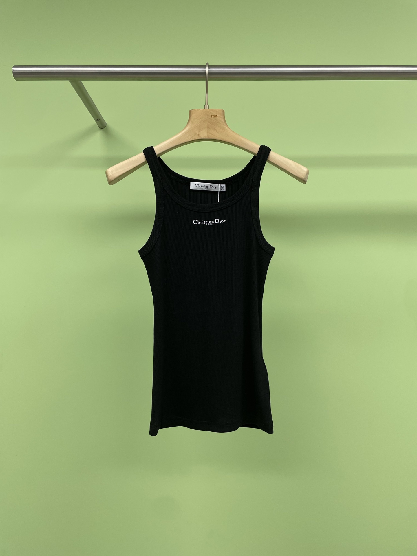 NO:319575,Dior2025 spring and summer new CD letter embroidered vest, a new product full of texture, this is an absolute hot girl's dish. Once you are on your body, you will be unable to put it down. The vest is skin-friendly and has a soft texture like a spring breeze blowing on your skin. When you wear it close to the body, the comfort is directly full of the slim fit. The slim fit style is even more unique, accurately outlining the body curve, and the exquisite letter embroidery on your chest is an unintentional personality. Every stitch is sewn into a fashionable attitude, cleverly revealing the shoulders, and every move, the sexy charm is free to spread, easily becoming the focus of the crowd. SML, dior, alexander wang19860909Dior2025春夏新款CD字母刺绣背心,质感满满的新品,这可是不折不扣的辣妹天菜,一旦上身便会爱不释手,背心亲肤性满分,柔软的质感就像春日微风轻拂肌肤,贴身穿着,舒适感直接拉满,修身版型更是一绝,精准勾勒出身材曲线,胸前精致的字母绣花,是不经意间的个性张扬,每一针都缝进了时尚态度,巧妙露出香肩,举手投足间,性感魅力肆意散发,轻松成为人群焦点. 码数SML,,dior,alexander wang,Women's clothing