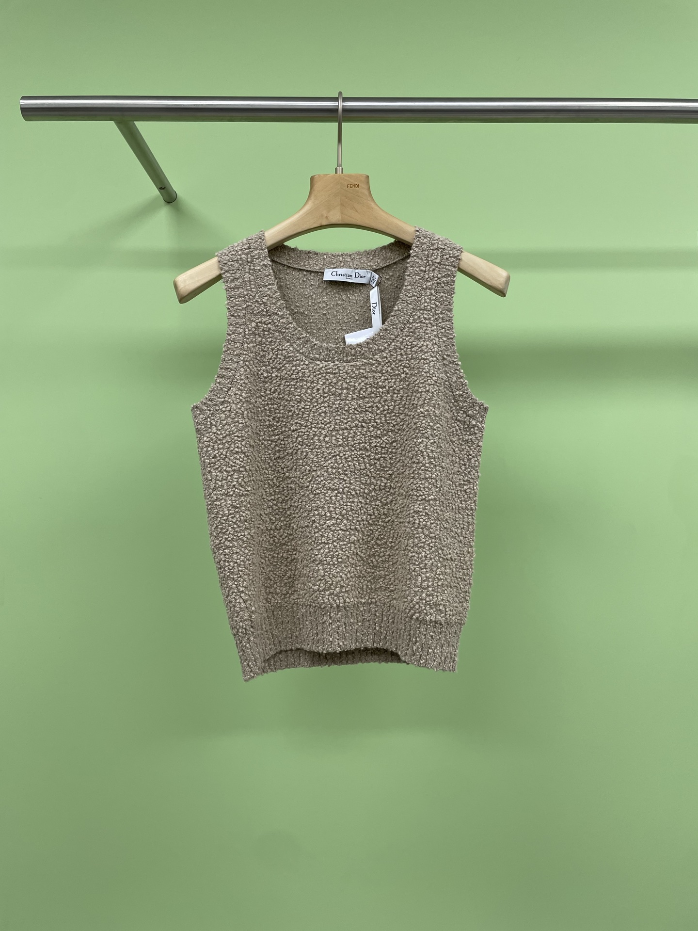 NO:319572,Dior early spring brown knitted light-cooked style suit, who knows the joy of old Qian style? This knitted vest cardigan suit is completely my favorite. Long-sleeved knitted cardigan, soft and soft fabric, skin-friendly and gentle, the light-cooked style design is simple and fashionable, casually matched, and a lazy atmosphere will be felt. It is paired with a suspender vest in the same color, which is slim and sexy, just showing the body advantage. It is paired with a pair of jeans, perfectly outlines the buttocks and graceful temperament. Whether it is commuting to work or a gathering of friends, you can easily control it and easily become the focus of the crowd. SML, dior, jeans, alexander wang19860909Dior早春咖色针织轻熟风套装,谁懂老钱风的快乐,这款针织背心开衫套装,完全是我的心头爱,长袖针织开衫,软糯的面料亲肤又温柔,轻熟风设计简约又不失时尚感,随意一搭,慵懒氛围感就有了,内搭同色系吊带背心,修身又性感,恰到好处地展现身材优势,再配上一条牛仔裤,完美勾勒出臀部线条,优雅气质狠狠拿捏,无论是上班通勤,还是闺蜜聚会,都能轻松驾驭,轻松成为人群焦点. 码数SML,,dior,jeans,alexander wang,Women's clothing