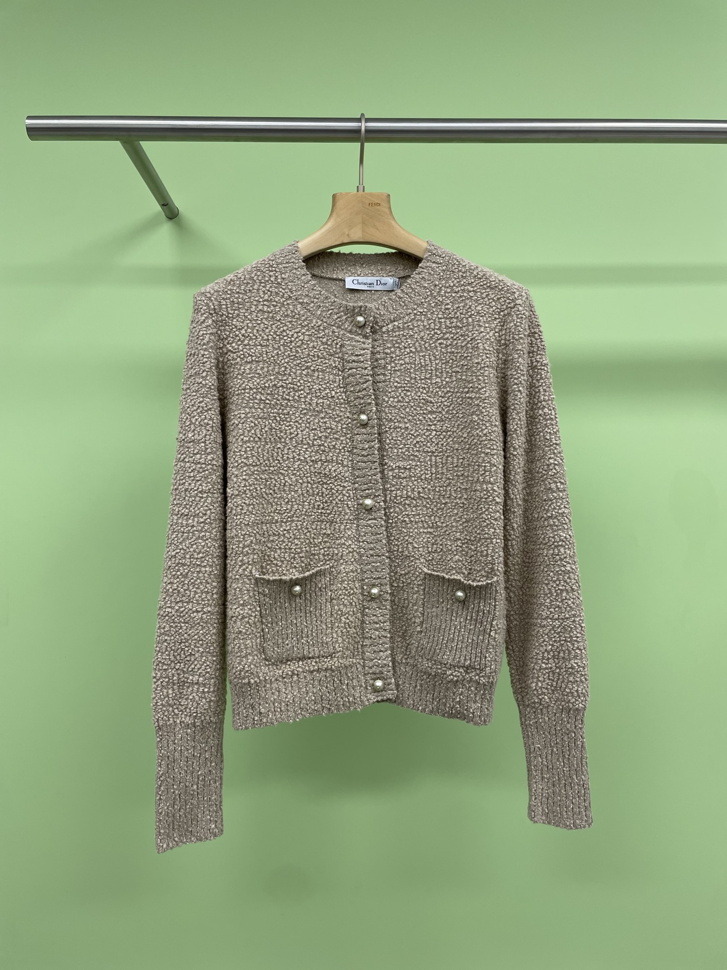 NO:319568,Dior2025 Early Spring Coffee Knitted Light-Mature Style Set, Who knows the joy of the old Qian style? This knitted vest cardigan suit is completely my favorite. Long-sleeved knitted cardigan, soft and soft fabric, skin-friendly and gentle, the light-Mature Style design is simple and fashionable, casually matched, and a lazy atmosphere will have a sense of feeling. Wear the same color suspender vest, which is slim and sexy, just showing the body advantage. With a pair of jeans, it perfectly outlines the buttocks and is graceful and elegant. Whether it is commuting to work or a gathering of friends, you can easily control it and easily become the focus of the crowd. SML, dior, jeans, alexander wang19860909Dior2025早春咖色针织轻熟风套装,谁懂老钱风的快乐,这款针织背心开衫套装,完全是我的心头爱,长袖针织开衫,软糯的面料亲肤又温柔,轻熟风设计简约又不失时尚感,随意一搭,慵懒氛围感就有了,内搭同色系吊带背心,修身又性感,恰到好处地展现身材优势,再配上一条牛仔裤,完美勾勒出臀部线条,优雅气质狠狠拿捏,无论是上班通勤,还是闺蜜聚会,都能轻松驾驭,轻松成为人群焦点. 码数SML,,dior,jeans,alexander wang,Women's clothing