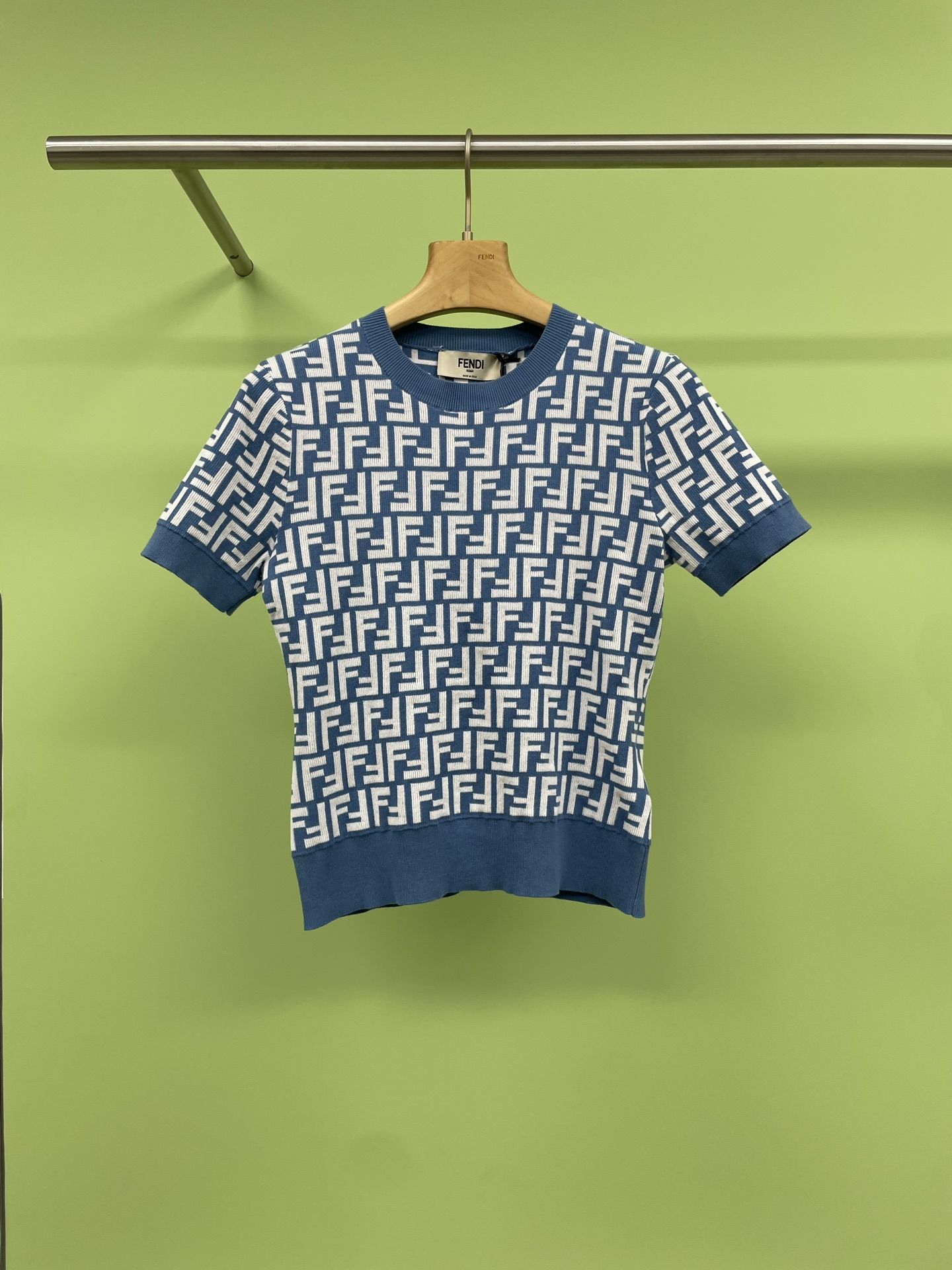 NO:319564,Fendi 2025 new knitted short-sleeved sleeves, which seem casual but are actually high-end and fashionable. The classic return is not stuffy even in hot summer. The round neck design is classic and generous, suitable for all face shapes. The slim fit style can well show the body lines. It is as thin as wings, close but without restraint. It is moderately elastic like your personal sculpting artist, neither tight nor loose, just outlines the graceful figure. When wearing it, the proportion of the chest and waist is instantly optimized. The lines are so smooth that it is enviable. The matching is also very flexible. It can easily create a casual and fashionable look. You can also match it with a skirt to show an elegant and intellectual temperament. No matter which style it is, it can be easily controlled. SML, fendi, skirts, T-shirts, alexander wang19860909Fendi2025新款针织短袖,看似休闲,实则高级时髦,经典回归,即使在炎热的夏日也不会感到闷热,圆领设计经典大方,适合各种脸型,修身的版型则能很好地展现身材线条,轻薄如羽翼,贴身却无束缚感,弹力适中就像你的私人塑形师,不紧不松,刚刚好勾勒出曼妙身姿,穿上它胸腰比例瞬间优化,线条流畅得让人羡慕不已,搭配也非常灵活,轻松打造出休闲时尚的造型,也可以搭配一条半身裙,展现出优雅知性的气质,无论是哪种风格,它都能轻松驾驭. 码数SML,,fendi,skirts,T-shirt,alexander wang,Women's clothing