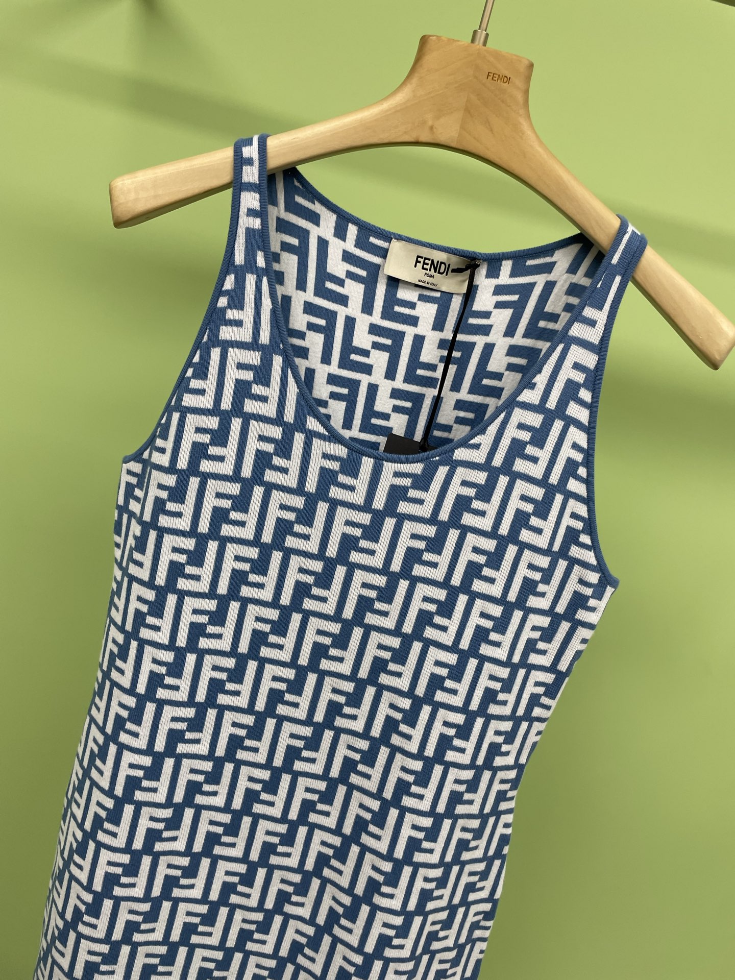 NO:319560,Fendi 2025 new blue FF ribbed cotton long sleeveless dress, double F vest skirt with a very high turnover rate. Today I want to share with you a super stunning skirt - Fendi Double F Presbyterian logo jacquard knitted vest skirt. Its design is simply amazing. The classic double F presbyterian elements and the full logo jacquard craftsmanship highlight the luxury and uniqueness of the brand. Double F presbyterian has always been the classic logo of Fendi. This skirt covers it all over the body, and the jacquard craftsmanship makes the pattern lifelike and full texture. The knitted material is soft and comfortable, and it will not feel prickly when worn close to the body. The style of the vest skirt is simple and fashionable. Whether it is worn alone or with a jacket, it can easily create different styles. The street fashion focus is the most popular.  SML, fendi, fendi, skirts, jackets & coats, alexander wang19860909Fendi2025新款蓝色FF罗纹饰边棉质长款无袖连衣裙,回头率爆表的双F背心裙,今天我要给大家分享一款超级惊艳的裙子——芬迪双 F 老花满 logo 提花针织背心裙,它的设计简直太绝了,经典的双 F 老花元素,满 logo 的提花工艺,彰显着品牌的奢华与独特,双F老花一直是芬迪的经典标志,而这款裙子将其布满全身,提花的工艺更是让图案栩栩如生,质感十足,针织的材质柔软舒适,贴身穿着完全不会有刺刺的感觉,背心裙的款式,简约又时尚,无论是单穿还是搭配外套,都能轻松打造出不同的风格,街头的时尚焦点,回头率爆表. 码数SML,,fendi,fendi,skirts,jackets & coats,alexander wang,Women's clothing