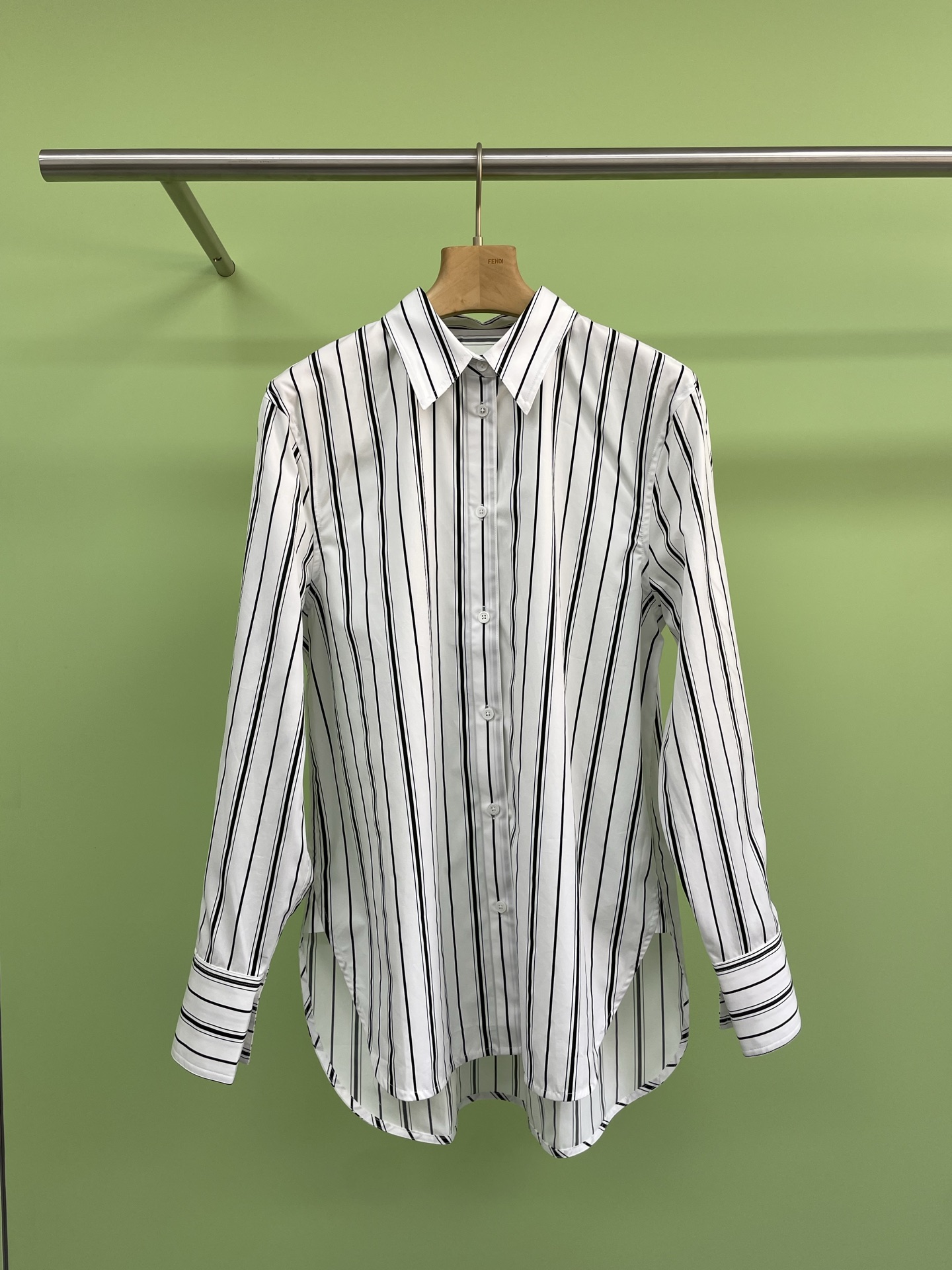 NO:319556,TOTEME gray vertical striped loose version shirt, heavy recommendation, a shirt with great value and temperament, imported cotton high-end fabric, soft texture, good elasticity, soft and even color, comfortable and cool to wear, very breathable, very suitable for early autumn wear, retaining the capable temperament of the shirt, symmetrical printing design, modern and more casual and cool, integrating color-blocking design, careful details, will not overshadow the main, the embellishment is just right, and the fashion and temperament are all made of the neckline.  The design of the small lapel is very capable and looks very natural. It can also modify the face shape and make the overall look more harmonious. The cuffs and neckline are all color-blocked. The sleeve length design just covers the flesh of the arms, making the arms more slender and slender. The style is made of a loose straight-tube style, which is not picky about age or body shape. The upper body effect is very slimming and covering the flesh. The length of the clothes is just right, which can effectively lengthen the height ratio. Such a shirt is really versatile.  SML, Shirts,alexander wang19860909TOTEME灰色竖条纹宽松版衬衫,重磅推荐,超值非常气质的一款衬衣,进口棉质高档面料,质地轻柔,弹性好,色泽柔和且均匀,穿着舒适凉爽,透气性非常好,非常适合早秋穿着,保留了衬衫的干练气质,对称印花设计个性摩登,倍添休闲酷意,融入拼色的设计,小心思的细节,不会喧宾夺主,点缀的刚刚好时尚和气质就都有了,领口做了小翻领的设计,非常干练的同时显得还非常自然,还能修饰脸型,使整体看上去更加的和谐,袖口以及领口都采用拼色的元素,袖长设计的刚刚好遮住手臂的肉肉,使手臂更加的纤细修长,版型做的是宽松直筒版型,不挑年龄也不挑身材,上身效果非常的显瘦遮肉,衣长设计的是刚刚好,能够有效的拉长身高比例,这样一款衬衣真的是非常百搭. 码数SML,,shirts,alexander wang,Women's clothing