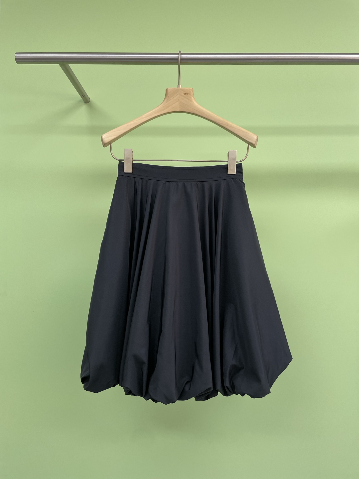 NO:319571,COS short flower buds and fluffy skirts are beautiful again. The flower buds and short skirts that are super cute. The girly flower buds and skirts are extremely age-reducing. The A-shaped upper body shows a perfect waist ratio. The huge legs are slimming. The unique flower buds and folds are straight cut. The outlined flower bud shape has its own special effect to make you look slim. The three-dimensional pleated airy design has a little silhouette effect. The upper body makes the legs look thinner, which is super long, which makes you look too beautiful and tender. It is a fairy fairy who can't make you mistake when you match it. It can be matched with tight short sleeves, which makes you look sweet and cool. SML, skirts, T-shirt, alexander wang19860909COS短款花苞蓬蓬裙你又美上了,拍照超级出片的花苞短裙,少女感十足的花苞裙摆设计无比减龄,A字版型上身穿出完美腰身比,巨巨巨显腿瘦,独特的花苞褶皱立裁,勾勒的花苞形态自带拉腿特效显瘦绝绝子,立体褶皱的空气感设计 带一点廓形效果,上身更显双腿纤细,超级显腿长,太美太显嫩噜,穿上就是仙女本仙,属于怎么搭配都不会出错的存在,可以搭配紧身短袖,超显身材甜酷风拉满. 码数SML,,skirts,T-shirt,alexander wang,Women's clothing