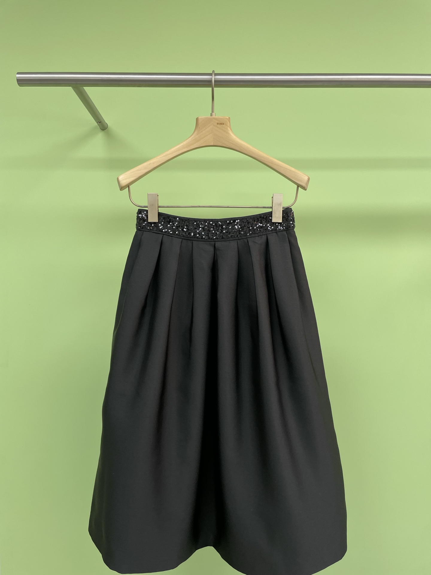 NO:319567,CAROLINE 2025 spring sequin decorative court-style textured skirt, satin half-body umbrella skirt, dress skirt feels déjà vu, classic court sense or sequin splicing, large piece of trimming three-dimensional pinched pleated super skirt hem, without the skirt support, French chic exquisite feeling is not easy to pick. This cloth wraps the double-pressure elastic waist, which is smooth and fits, and is easy to put on and take off. There are pockets. A circle of heavy-worked sequins on the waist, bringing a larger amount of skirt hem, stronger support, not folding, and thin legs, actually, it is simply 360 degrees perfect after wearing it. The high waist upper body shows a thin waist and long legs, and it is not used for multi-layer pleating.  Wearing a petticoat skirt also has the feeling of a slightly fluffy skirt like the European court. This satin is normal for all seasons, not thick or thin, but has a good sense of bones and bones, three-dimensional, not loose, flexible, not hard, not easy to static electricity, not absorb legs and not stick to the body. Its support feeling is not the hard one. When you move, the lines are very natural and smooth, and there will be no heavy feeling of excessive force. Instead, it feels very light in temperament. The satin luster is really beautiful. The warm and shiny dark night in Tahiti is not very bright black, and the texture is very good. This thickness can be worn all seasons. In fact, it is very versatile and practical. Any white tee in summer is the feeling of an elegant little princess.  SML, skirts, alexander wang19860909CAROLINE卡洛琳2025春款亮片装饰宫廷风质感半裙,缎面半身伞裙,礼服裙既视感,古典宫廷感要不亮片拼接,大片拼裁立体捏褶超大裙摆,不用裙撑都自带蓬感,法式chic的精致感还不是信手拈来,本布包裹双压线弹力腰头,平整贴合,穿脱方便,有口袋,腰头一圈重工手工上亮片,带来的裙摆量也更大,支撑感更强,不会塌更不会贴胯贴腿细,实际穿上后简直就是360度的完美,高腰上身巨显腰细腿长,配合多层次压褶,不用穿衬裙也有欧式宫廷那种微蓬感裙摆的感觉,这个缎面就是正常四季厚薄,不厚也不稀薄,但是筋骨感很好,立体不塌,柔韧不发硬,不易起静电不吸腿不粘身,它的支撑感并非硬挺的那种,走动起来线条是很自然很流畅的,不会有那种用力过猛的厚重感,反而感觉气质很轻盈,缎面光泽感真的太美了,大溪地那种暗夜温润光泽,不是很高亮的黑,质感很好,这个厚薄四季都能穿,其实百搭实用度很高,夏天随便来一件白tee都是优雅小公主的感觉. 码数SML,,skirts,alexander wang,Women's clothing