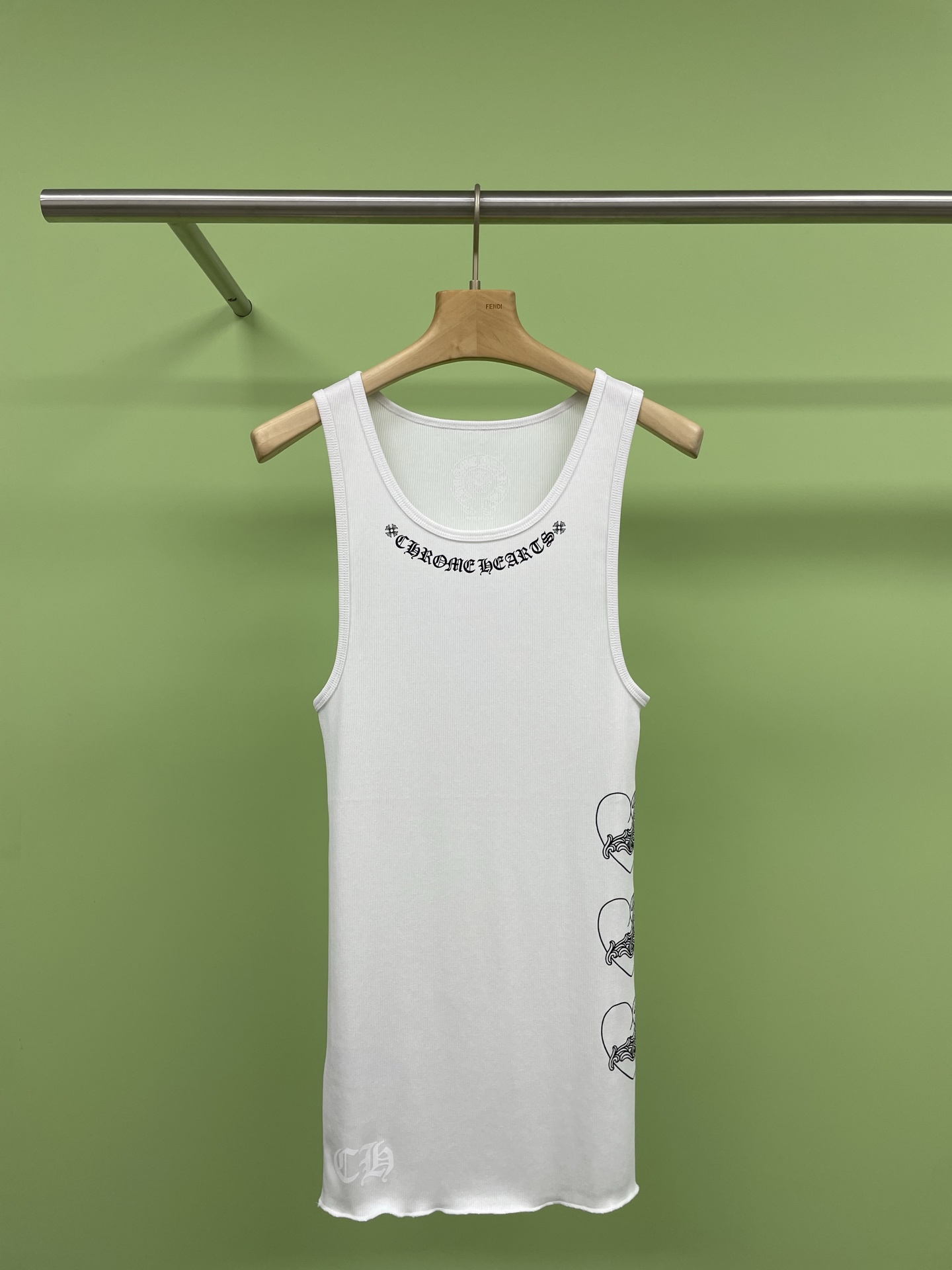 NO:319563,Chrome Hearts 2025 summer new white LoveYou Love Vine’ vest skirt, a bit like an I-shaped vest skirt, looks good in figure, the overall skirt is a little short, I think there are other sisters with short skirts and shorts as top to wear, which is also very good. This is a hot girl style, horseshoe print is super classic and durable. A skirt that will never get out of date for long to wear, and is also excellent as a base. SML, chrome hearts, chrome hearts, skirts, shorts, alexander wang19860909Chrome Hearts克罗心2025夏季新款白色LoveYou爱心藤蔓’ 背心裙,有点工字背心裙的感觉,显得身材很好,整体裙长有一点点短,我看还有其他姐妹下面配个短裙短裤当作top来穿也很好看,这款是比较辣妹的风格,马蹄印花超级经典耐看,穿多久都不会过时的一条裙子,当作打底也很优秀. 码数SML,,chrome hearts,chrome hearts,skirts,shorts,alexander wang,Women's clothing