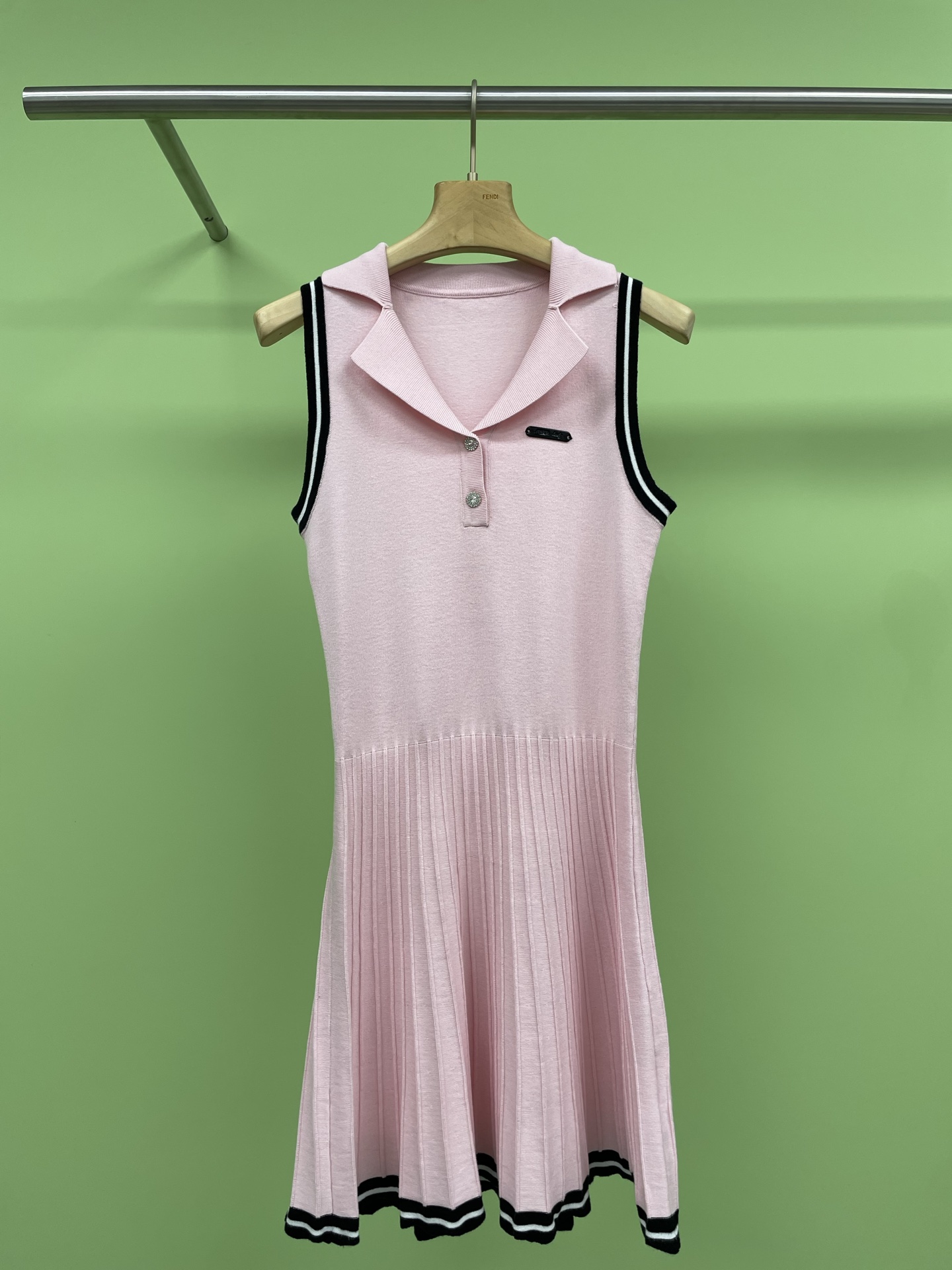 NO:319559,ARTE PURA golf golf wears a new pink pleated striped sleeveless polo dress. I like this outfit very much, gentle and high-end, college-style POLO collar short-sleeved dress, energetic and age-reducing girl polo collar dress, the upper body is super slim, the skirt is made of pleated craftsmanship, which easily weakens the body's shortcomings, lengthens the legs and makes it look straight and slender, and the relaxed GET without brain-free fashion sense. The small A-swing design can wrap our flesh well, creating a cute and obedient feeling that makes people have an extremely protective desire. The V-neck design is relatively conservative, suitable for girls who don't like to be ostentatious, clean, refreshing and shy, very suitable for summer. The elasticity and inclusiveness of knit are very good. This style can avoid many embarrassing occasions and easily create a sweet tone. The temperament is very easy to grasp. The pleated design on the hem is casual and flexible, suitable for various places.  SML, Skirts, T-shirt, alexander wang19860909ARTE PURA高球千金高尔夫穿搭新款粉色压褶条纹无袖polo连衣裙,好喜欢这身,温柔又高级,学院风POLO领短袖连衣裙,活力减龄少女polo领连衣裙,上身超级显瘦,裙摆做了百褶工艺,轻松弱化身材的不足,拉长腿部更显笔直纤细,轻松GET不费脑的时髦感,小A摆的设计能很好的包裹住我们的肉肉,打造减龄可爱的乖巧感让人有无比的保护欲望,V领的设计是比较保守的,适合不那么喜欢张扬的女孩,干净清爽害羞型,非常适合夏天,针织的弹力和包容性都非常的好,这一款是能避免很多尴尬场合轻松打造出甜美感的调调,气质非常好拿捏的,下摆百褶的设计随意又灵动,适合各种场所. 码数SML,,skirts,T-shirt,alexander wang,Women's clothing