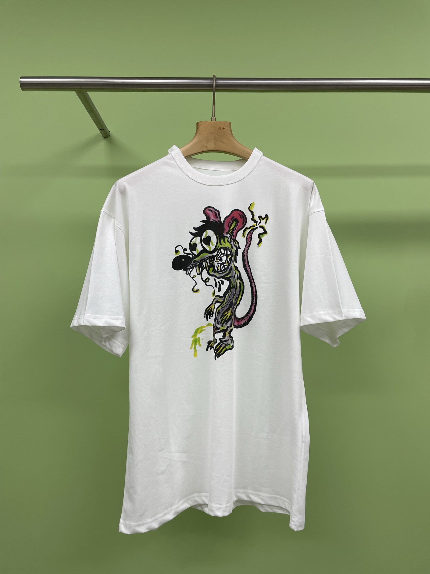 NO:319555,MAGLIANO designer brand spring and summer mouse dragon pattern printed T-shirt, treasures, it’s time to search for summer clothes every year again. Today I must introduce to you this recently developed 2025 new mouse dragon letter printed short-sleeved T-shirt, which is simply niche and charming, in a number of basic colors T-shirts  The shirt stands out and makes people shine. Moreover, this beige is super white, and yellow-skinned girls can easily control it. It is not a dream to turn into a cold white skin in seconds. The cartoon patterns and letter prints on the chest are full of design, simple and fashionable. It is not the kind of street-style pattern. It is niche and unique. You don’t have to worry about the same shirt when walking on the street. It can easily show your uniqueness. The style is loose, but the magic is that it looks particularly slim. The clever tailoring can well modify the body and cover the flesh on the arms and abdomen. Whether you have a pear-shaped body or an apple-shaped body, it can be perfectly adapted. When you wear it in seconds, it becomes a paper person. The fabric is also excellent. It is comfortable and breathable to wear it in summer. It will not be stuffy at all. If you are still worried about what to wear in summer, this T-shirt is definitely your best choice. Before it is broken, buy it quickly and become the most unique scenery in this summer.  SML, T-shirt,tees,t-shirt,alexander wang19860909MAGLIANO设计师品牌春夏鼠龙图案印花T恤,宝子们,又到了一年一度疯狂搜罗夏装的时候啦,今天必须给大家介绍这款最近开发的2025 新款鼠龙字母印花短袖 T 恤,简直是小众又迷人,在一众基础色 T 恤里脱颖而出,让人眼前一亮,而且这个米色超显白,黄皮妹子也能轻松驾驭,秒变冷白皮不是梦,胸前的卡通图案和字母印花设计感十足,简约又不失时尚感,不是那种烂大街的图案,小众独特,走在街上完全不用担心撞衫,轻松展现你的与众不同,版型是宽松的,但神奇的是它特别显瘦,巧妙的剪裁能够很好地修饰身形,遮住手臂和腹部的肉肉,无论你是梨形身材还是苹果形身材,都能完美适配,穿上秒变纸片人,面料也超赞,贴身穿舒适又透气,夏天穿完全不会闷热,如果还在为夏天穿什么而烦恼,这款T 恤绝对是你的不二之选,趁还没烂大街,赶紧入手,成为这个夏天最独特的风景线吧. 码数SML,,T-shirt,tees，t-shirt,alexander wang,Women's clothing