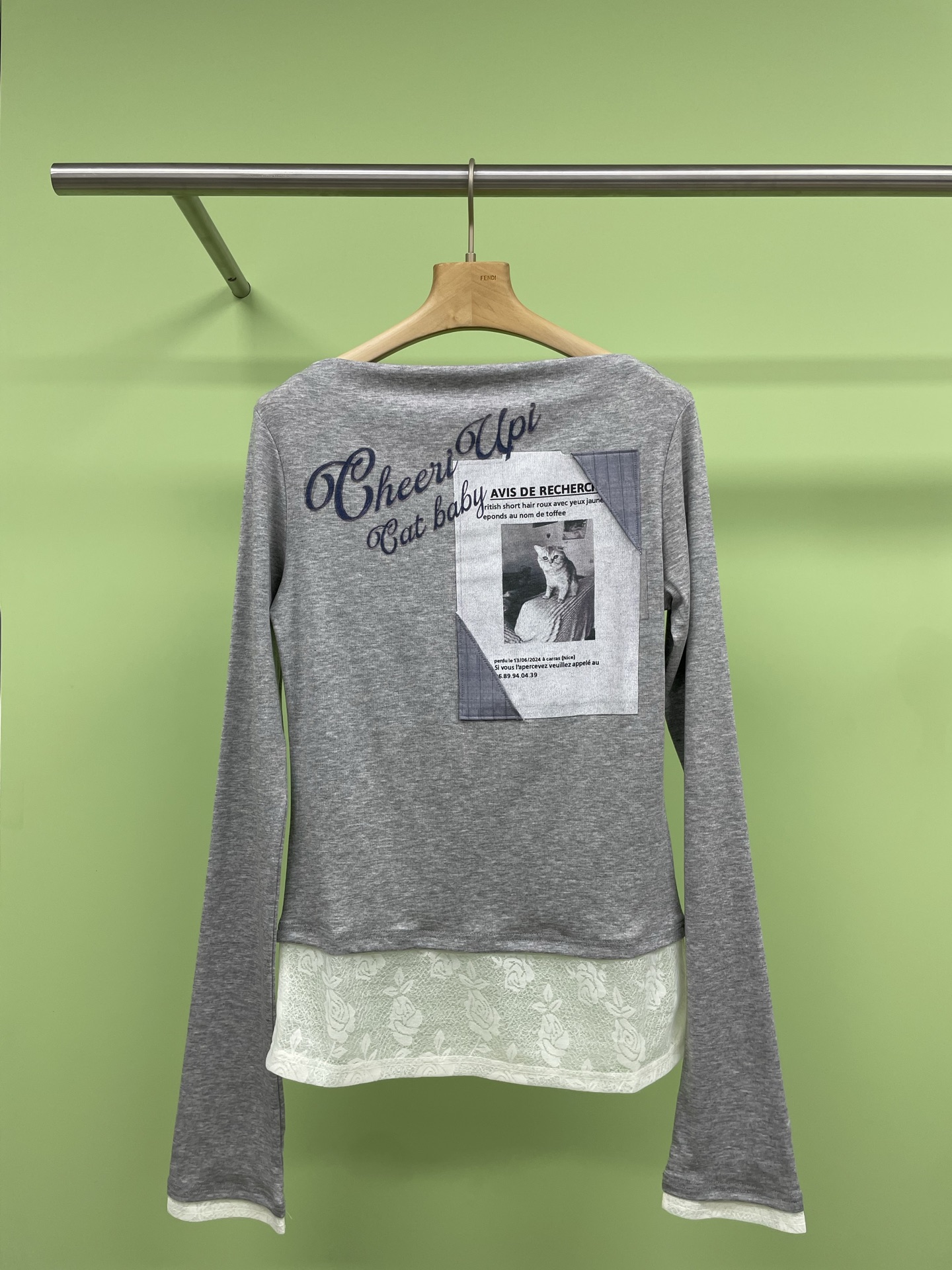 NO:319551,CHEERi UPi simple casual design Cat enlightenment fake two-piece long-sleeved T-shirt top, a must-have fake two-piece T-shirt in spring and summer, want to stand out from the crowd?  This spring and summer cat search print fake two-piece T-shirt can definitely satisfy you. The whitening design makes you the focus instantly. Cute announcement cat print, girlish heart is full of heart, high-end fake two-piece long sleeves, while adding layering, making your arms look longer, loose style, perfectly covering your belly, any body shape can be easily controlled, single or inner wear, suitable for girls in spring and summer, whether it is daily travel or date, it can make you the focus of everyone's attention. SML, tees, t-shirt, alexander wang19860909CHEERi UPi简约休闲设计寻猫启示假两件长袖T恤上衣,春夏必备显白假两件T恤,想要在人群中脱颖而出？这件春夏寻猫印花假两件T恤绝对能满足你,显白设计让你瞬间成为焦点,可爱布告猫咪印花,少女心爆棚,高级假两件长袖,增添层次感的同时,让你的手臂看起来更加修长,宽松版型,完美遮掩小肚腩,任何体型都能轻松驾驭,单穿或内搭皆宜,适合女生春夏穿搭,无论是日常出游还是约会聚会,都能让你成为众人瞩目的焦点. 码数SML,,tees，t-shirt,alexander wang,Women's clothing