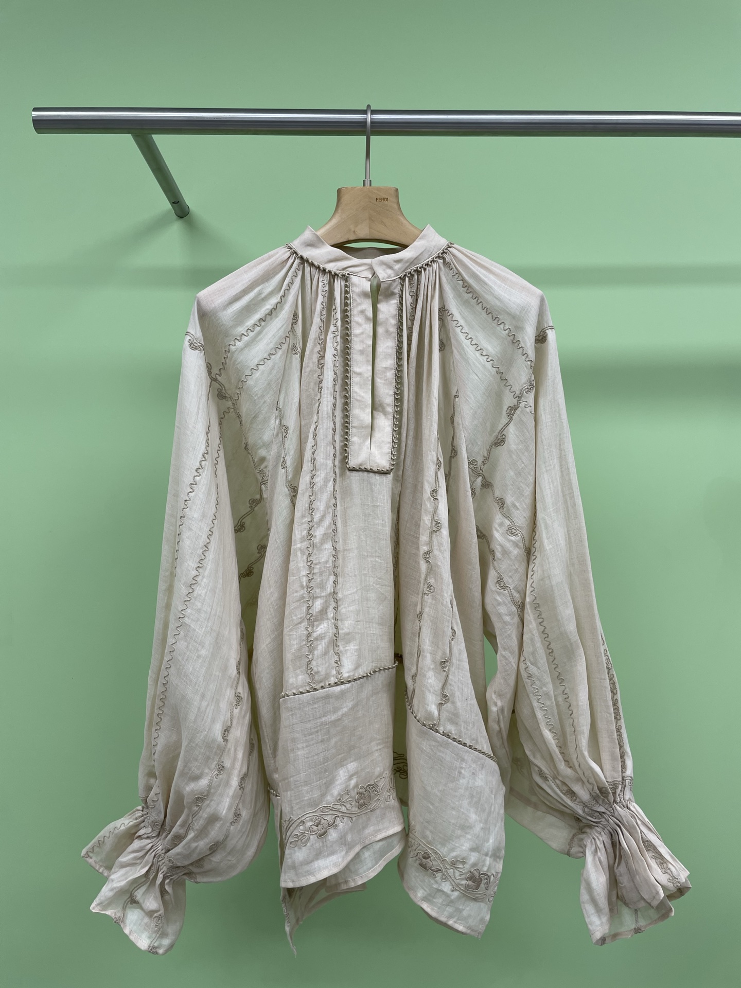 NO:319545,Fan Bingbing's same INTO THE  EASTnound2025 ramie webbing puff sleeve shirt top, sisters are definitely the most worthy designer item this season. Fan Bingbing crew immediately becomes popular once she wears it, slim   retro   high-end sense, and becomes a cold beauty in the second time she wears it. Exclusive custom ramie blend fabric, 100% breathability, 30℃ high temperature wear also has a cool feeling, and it has a strong wrinkle resistance. You don’t have to worry about tucking your suitcase when you travel and commute. The three-dimensional puff sleeves cover the meat.  The stroke of the magic is that the slightly fluffy sleeves are paired with narrow cuffs, which makes them look slim and not strong. Girls with narrow shoulders can also control them. The hand-woven webbing design on the waist side shows the waistline, which makes them look slim and scheming. It is matched with retro bronze buckles to instantly enhance the overall texture. It is paired with high-waisted wide-leg jeans   straw woven bags, and the lazy French atmosphere is full, with white suit pants   pearl earrings. It is like walking a catwalk during a meeting, layered suspender skirt   wide-brimmed straw hat, and directed to the gods when taking photos on the island. Various ways of wearing are switched at will.  SML, espadrilles, skirts, jeans, shirts, business suit, earrings, hats, alexander wang19860909范冰冰同款INTO THE EASTnound2025苎麻织带泡泡袖衬衫上衣,姐妹们这绝对是本季最值得抢的设计师单品,范冰冰剧组路透一穿直接火出圈,显瘦 复古 高级感三杀,穿上秒变东方清冷美人,独家定制的苎麻混纺面料,透气度百分百,30℃高温穿也自带凉感,抗皱性超强,旅行通勤随便塞行李箱都不怕,立体泡泡袖遮住拜拜肉的神来之笔,微微蓬起的袖型搭配收窄袖口,显瘦同时不显壮,窄肩女孩也能驾驭,腰侧手工编织织带设计,若隐若现露腰线,心机显瘦,搭配复古铜扣,瞬间提升整体质感,搭高腰阔腿牛仔裤 草编包,慵懒法式氛围拉满,配白色西装裤 珍珠耳环,开会像走秀,叠穿吊带裙 宽檐草帽,海岛拍照直接封神,多种穿法随意切换. 码数SML,,espadrilles,skirts,jeans,shirts,business suit,earrings,hats,alexander wang,Women's clothing