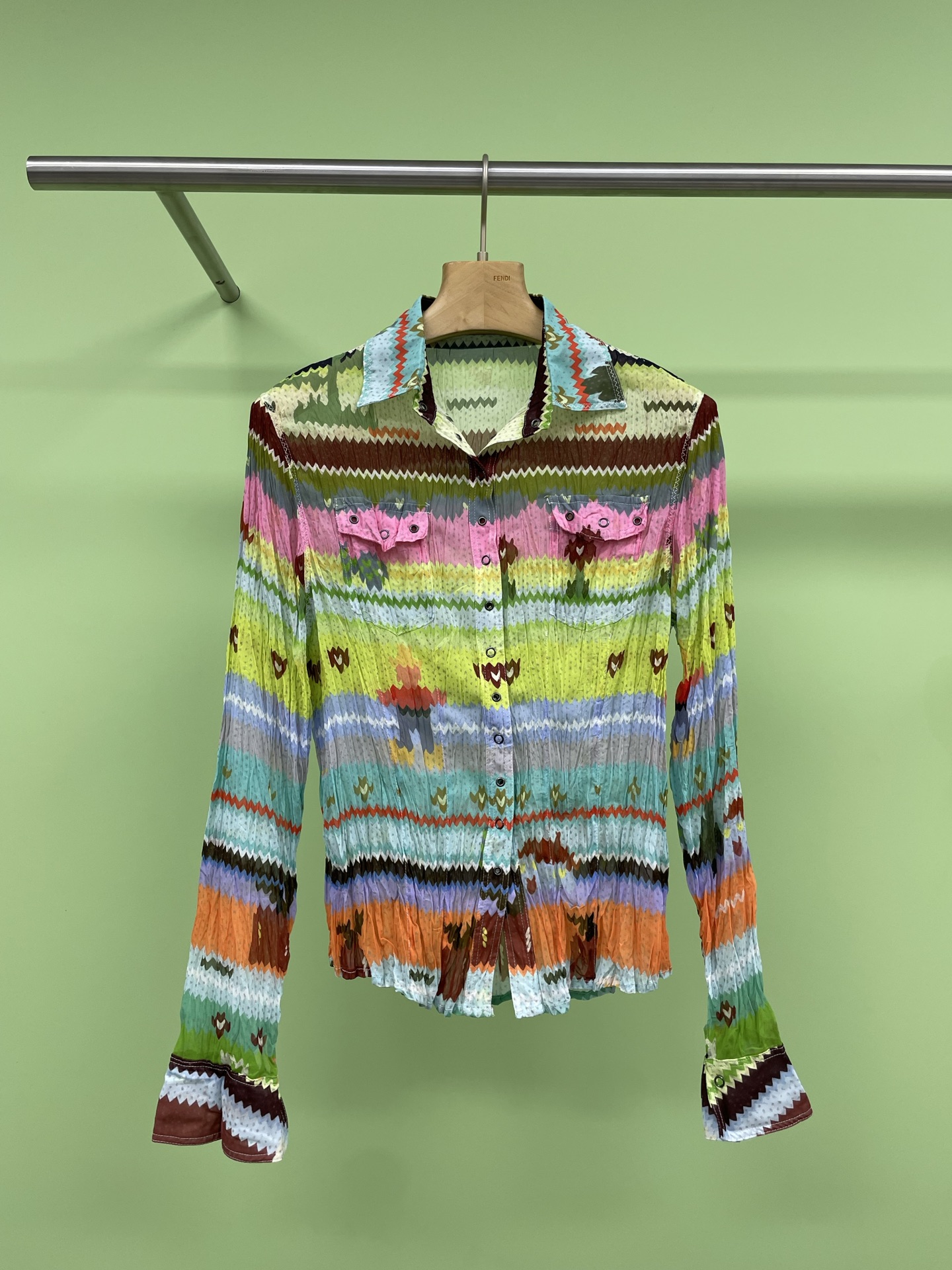 NO:319533,SHORT  SENTENCE designer's new spring and summer 2025 pleated chiffon printed shirt, cartoon prints with mottled wallpaper effect, full of romantic atmosphere, micro-pleated texture adds rich layers and simple and exquisite feeling, versatile and loose style is casual and natural, creating a daily effortless fashionable item. The layout design is unique, loose and moderate, cleverly accommodates all body shapes, the effect of covering the flesh and slimming is first-class, the neckline is exquisite and small, and it can naturally reveal the collarbone lines when it is slightly open, adding a bit of casual sexiness.  The mouth may be wrinkled or open, with exquisite details and full of style. The fabric is as soft as a feather, skin-friendly and breathable. When you wear it, it is like being caressed by the gentle breeze and soft clouds at the same time, making it feel comfortable. Wearing it alone with simple white straight-leg pants is refreshing and clean, and the holiday atmosphere is full of feeling, as if you are strolling in a seaside town and stuffed into a playful pleated skirt. It is sweet and lively. When you go out on the street every day, you instantly become the focus of the crowd. The colorful printed shirts of the treasures are definitely a magical tool for dressing up. If you miss them, you will regret it. Hurry up.  SML, skirts, shirts, alexander wang19860909SHORT SENTENCE设计师2025春夏新品褶皱雪纺印花衬衫,卡通印花搭配斑驳墙纸效果处理,充满浪漫氛围感,微褶皱肌理增添丰富层次与简单精致感,百搭宽松版型随性自然,打造日常毫不费力的时髦感单品,版型设计独具巧思,宽松有度,巧妙地包容各种身形,遮肉显瘦效果一流,领口处精致小巧,微微敞开便能自然流露出锁骨线条,增添几分不经意的性感,袖口或有褶皱,或呈开口状,细节精致满满,尽显格调,面料轻柔如羽,亲肤又透气,穿上它,就像被轻柔的微风与绵软的云朵同时轻抚,舒适感爆棚,单穿配上简约的白色直筒裤,清爽干净,度假氛围感拉满,仿佛漫步在海滨小镇,塞进俏皮的百褶短裙,甜美活泼,日常出街,瞬间成为人群焦点.宝子们这件彩色印花衬衣,绝对是扮靓神器,错过真的会后悔,赶紧入手. 码数SML,,skirts,shirts,alexander wang,Women's clothing