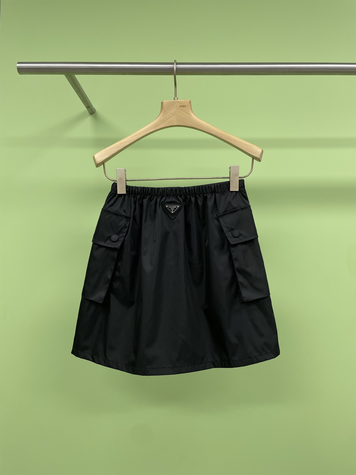NO:319527,Prada2025 new super cool double-sided wearable nylon skirt. This workwear style short skirt is uniquely designed, with a large pocket design that increases the sense of casualness and practicality. It is suitable for daily travel or casual style. It is a skirt that will not be exposed. It is rich in layers and is more suitable for women's clothing expressions. It is loosely tailored to cover the fleshy thighs, modify the leg shape, and has a strong sense of design. The double-sided large-capacity pockets are wide, not easy to wrinkle, not bloated, not sticky, not picky for a long time, and it is easy to wear for a small person. It is easy to wear at any time and anywhere. It is a versatile style. It is outstanding in any match. Wear your style in different mixing and matching. SML, prada, skirts, alexander wang19860909Prada2025新款超酷双面可穿尼龙半裙,这款工装风短裙设计独特,带有大口袋的设计增加了休闲感和实用性,适合日常出行或休闲风格,这是一条不会走光的裙子,层次丰富,更适配女性的穿着表达,宽松剪裁,遮住大腿肉肉,修饰腿型,设计感强,双侧大容量口袋,面料挺阔,不易皱,不臃肿,久穿不黏腻,不挑人,小个子也好穿,随时随地拿捏不费力的时髦表达,百搭款,怎么搭都出挑,在不同混搭中,穿出属于你的风格. 码数SML,,prada,skirts,alexander wang,Women's clothing