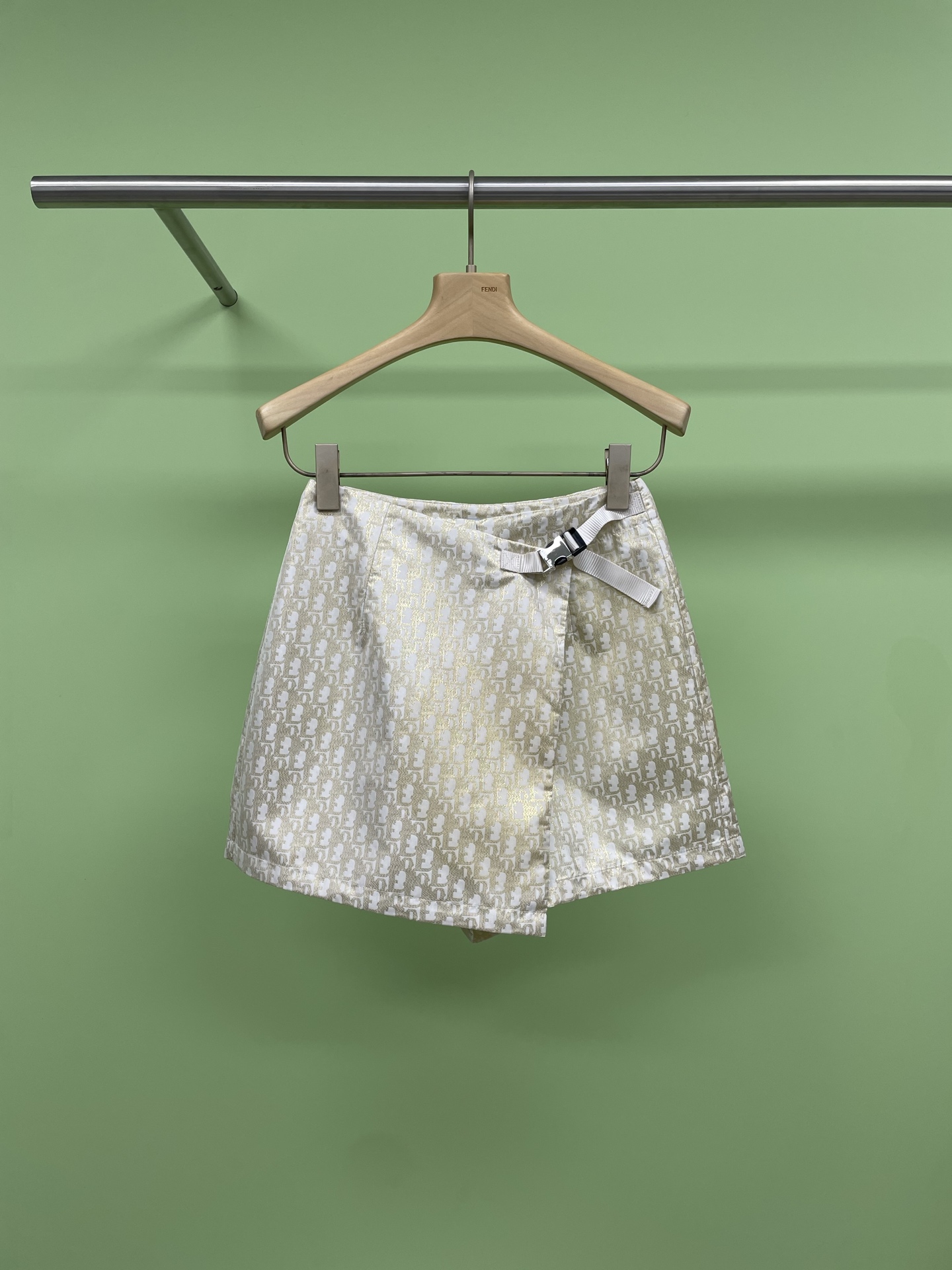 NO:319550,Dior 2025 spring and summer latest presbyterian alphabet jacquard casual skirt pants, carefully made of taffeta jacquard technology fabric, slightly flared, decorated with practical Christian Dior belt buckle to enhance the style and highlight the waist curve. YB specific jacquard fabric, stiffness and thickness are very good, the texture is really good, the skirt design is very safe for girls, and they are not worried about exposing themselves at all, the upper body looks really good and becomes a paper person in seconds, classic presbyterian can be salty or sweet, and can also cover the belly with high waistline design, lengthen the leg lines, a must-have item for presbyterian people, it is really easy to wear, super versatile, whoever wears it looks good. SML, dior, skirts, alexander wang19860909Dior2025春夏最新款老花字母提花休闲裙裤,采用塔夫绸提花科技面料精心制作,微喇剪裁,饰以实用的 Christian Dior 腰带扣提升格调,突显腰部曲线,YB特定提花面料、挺度跟薄厚都很到位,质感真的太好了,裤裙设计对女生来说就很安心,完全不担心走光,上身真的好看秒变纸片人,经典老花可盐可甜,还能遮小肚子高腰线设计,拉长腿部线条,老花人手必备单品,真的太好穿啦超百搭,爱了无敌百搭,谁穿谁好看. 码数SML,,dior,skirts,alexander wang,Women's clothing