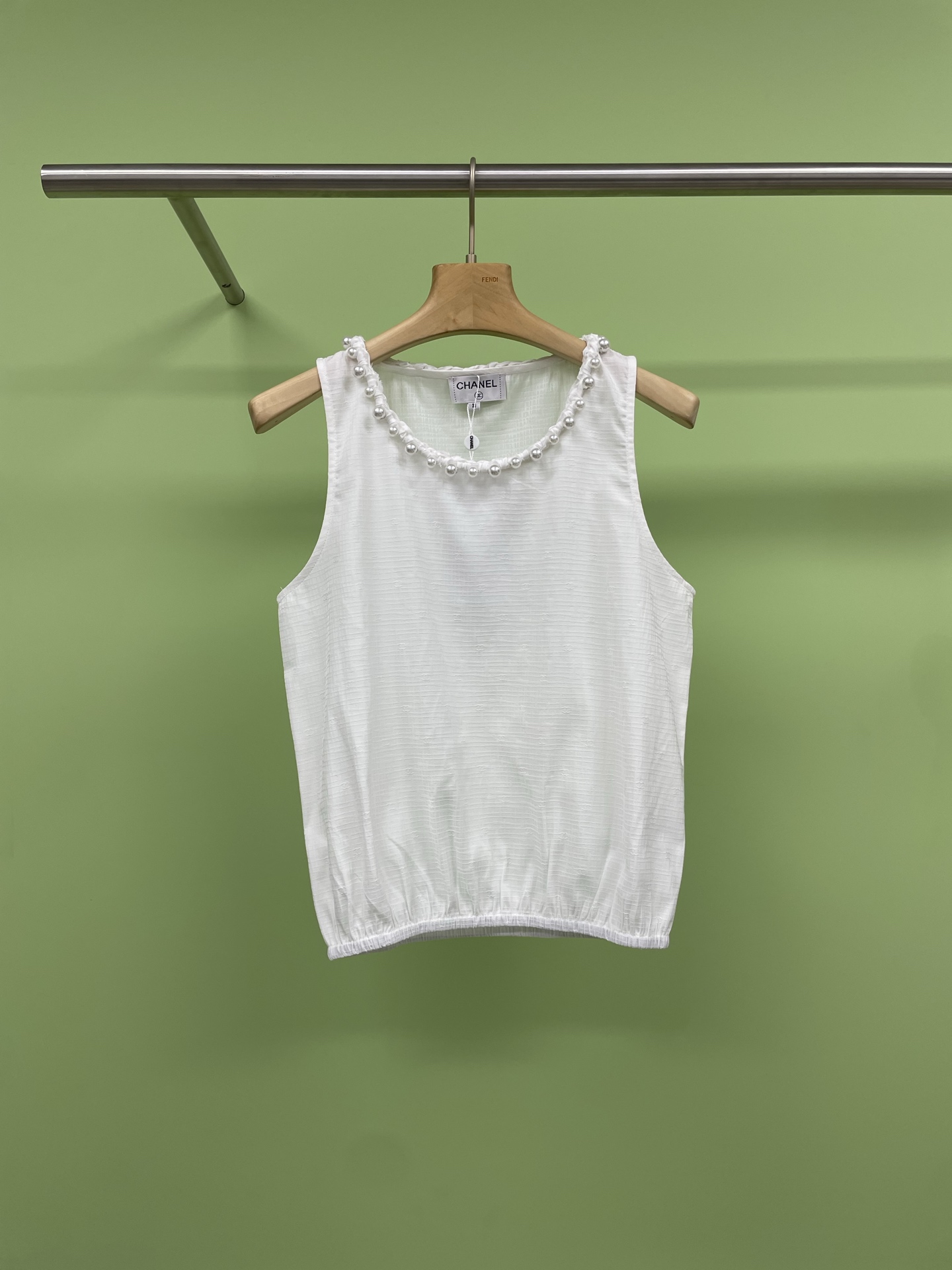 NO:319544,Chanel 2025 spring and summer new fine plaid double C letter dark pattern pearl round neck suspender vest, this pearl neck vest is so beautiful that I want to weld it on my body. This pearl neck vest top for the baby is simply a treasure item in the fashion industry. The simple solid color dark pattern jacquard paired with the exquisite pearl neckline instantly bid farewell to the monotony and full of high-end feeling. Whether it is matched with casual shorts or elegant skirts, you can easily grasp the fashion sense. Moreover, the off-white classic and versatile, you won’t make any mistakes when wearing it. When you wear it, the return rate is very high. If you also want to add some exquisiteness to your daily outfits, don’t miss this top. SML, chanel, chanel, skirts, shorts, alexander wang19860909Chanel香奈儿2025春夏新款细格纹双C字母暗纹珍珠圆领吊带背心,这件珍珠领背心美到我想焊在身上,宝子们这款珍珠领背心上衣简直是时尚界的宝藏单品,简约的纯色暗纹提花搭配上精致的珍珠领口,瞬间告别单调,高级感拉满,无论是搭配休闲短裤,还是优雅的半身裙,都能轻松拿捏时尚感,而且米白色经典又百搭,怎么穿都不会出错,穿上它出街,回头率超高,如果你也想在日常穿搭中增添一些精致感,这款上衣真的不要错过呀. 码数SML,,chanel,chanel,skirts,shorts,alexander wang,Women's clothing