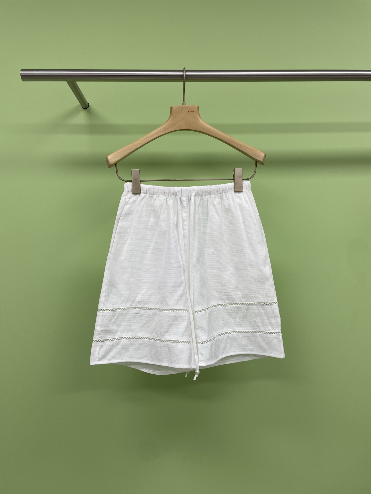 NO:319538,Chanel Chanel 2025 spring and summer new fine plaid double C letter dark pattern pearl decorative hollow shorts, the most comfortable shorts to wear in summer, the most versatile and practical, with a holiday seaside slack feeling, a very special hollow design, the pearl decorative drawstring design at the waist is very girlish, the fabric is cotton, the material is thin and breathable, and the double C dark pattern is very distinctive when paired, the simple beige dark pattern series, the home is full of slack feeling, the elastic waist is loose and not picking the waist circumference, it is a fabric that becomes softer and more comfortable as it washes, everyone can rest assured to do it. SML, chanel, chanel, shorts, alexander wang19860909Chanel香奈儿2025春夏新款细格纹双C字母暗纹珍珠装饰镂空短裤,夏天穿的最舒服的短裤,最百搭最实穿,有假日海滨系松弛感,很特别的镂空设计,腰部珍珠装饰抽绳设计很少女,面料偏棉材质薄薄的很透气,有双C暗纹搭配起来很有特点,简单的米白暗纹系列,居家松弛感满满,松紧腰偏宽松不挑腰围腿围,属于越洗越软,越穿越舒服的面料,大家放心冲.码数SML,,chanel,chanel,shorts,alexander wang,Women's clothing