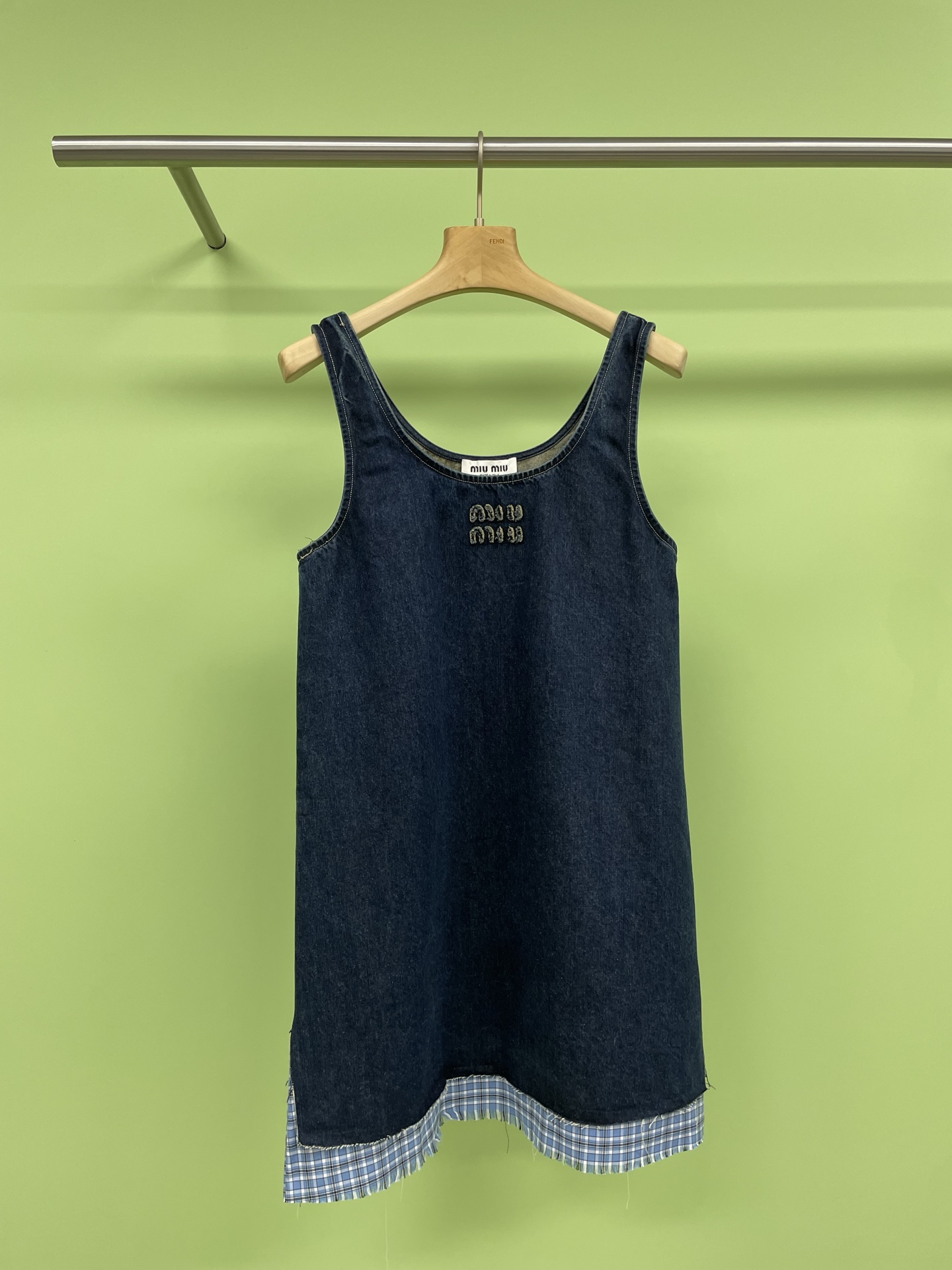 NO:319532,MiuMiu checked spliced ​​tannin denim dress, how can a refreshing denim skirt be missing in midsummer?  This dark blue sleeveless dress is not only low-key in color, but also looks very white. Its A-line design can well modify the body, make the waist look slimmer, smooth and stylish, and perfectly modify the body. It will immediately become slim and charming after wearing it. The length is just right, allowing you to have slender legs instantly. The upper body effect is retro and fashionable, fashionable and youthful, which is really unsatisfactory. It is not only suitable for all kinds of figures, but also for women with small and pear-shaped bodies. It is very suitable for daily going out and dates. Sisters really close their eyes. SML, miumiu, skirts, alexander wang19860909MiuMiu格纹拼接单宁牛仔连衣裙,马上盛夏怎能少了一款清爽的牛仔裙呢？这款深蓝色的无袖连衣裙,不仅颜色低调,还非常显白哦,它的A字版型设计,能够很好地修饰身形,让腰身看起来更加纤细,线条流畅有型,完美修饰身材,穿上后立刻变得苗条迷人,长度恰到好处,让你瞬间拥有修长的双腿,上身效果复古又时尚,洋气又显年轻,真的让人爱不释手,不仅适合各种身材,小个子和梨形身材的女性也能轻松驾驭,无论是日常出街还是约会都很合适,姐妹们真的闭眼冲. 码数SML,,miumiu,skirts,alexander wang,Women's clothing