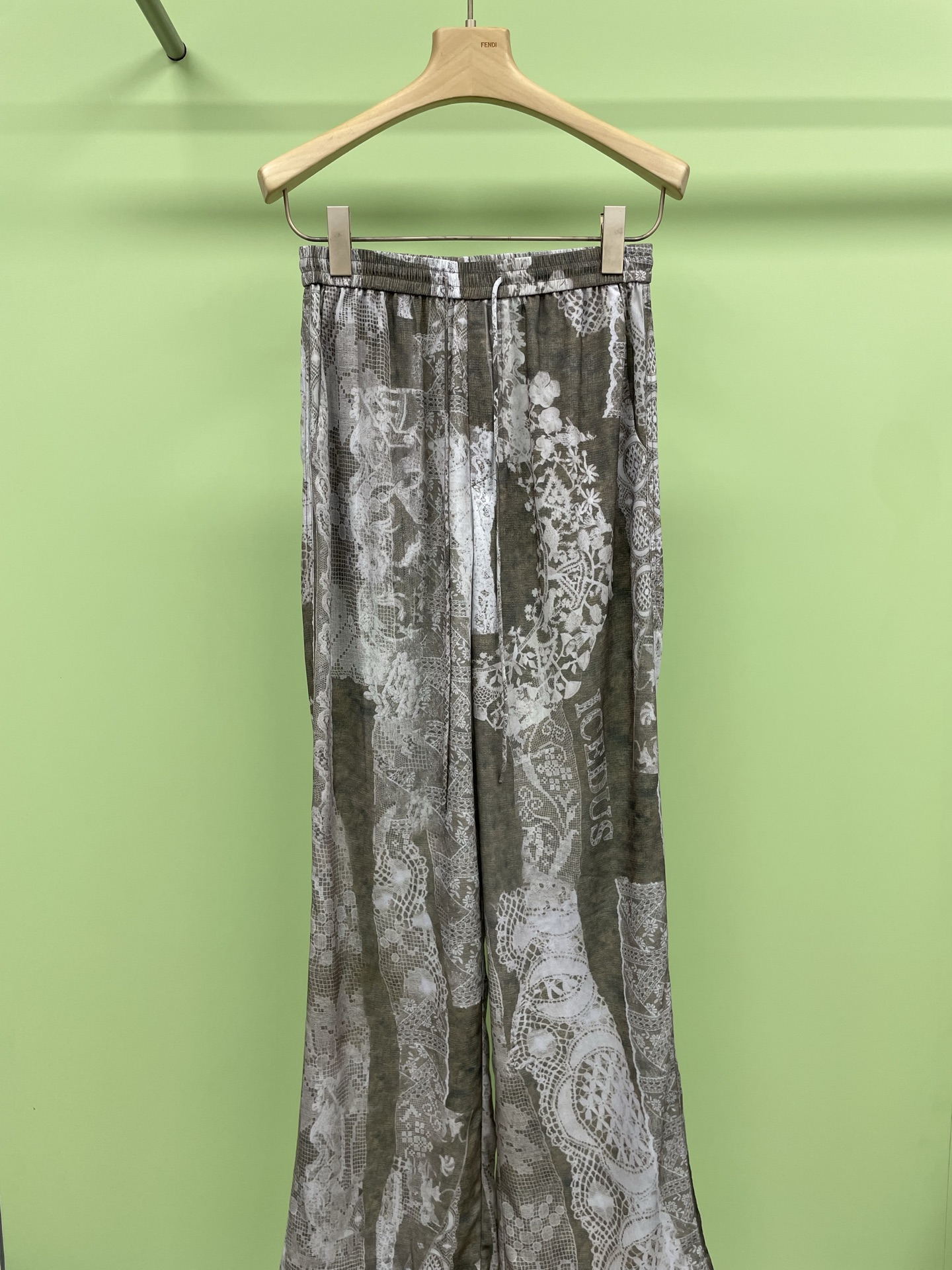 NO:319526,ICEDUST2025SS spring and summer new design-sensory cashew print wide-leg pants for women trousers loose straight-leg casual pants. These pants are simply the savior of pear-shaped figure. The high-waist design instantly stretches the legs. The straight-leg pants are smoothly cut from waist to ankle. They perfectly modify the wide and thick legs of fake hips. They are matched with fiber-blend fabric, breathable and draped. They are super comfortable to wear in spring and summer. Retro cashew pattern embellishes the trouser seams, low-key and slim and versatile. Green and slim and versatile, and can be held on daily commutes or dates. SML, alexander wang19860909ICEDUST2025SS春夏新款设计感腰果印花阔腿裤女长裤宽松直筒休闲裤,这条裤子简直是梨形身材的救星,高腰设计瞬间拉长腿型,直筒裤型从腰到脚踝的流畅剪裁,完美修饰假胯宽和小粗腿,搭配纤维混纺面料,透气又垂坠,春夏穿超舒服,复古腰果花纹点缀裤缝,低调中透着小心机,绿色显瘦百搭,日常通勤或约会都能hold住. 码数SML,,alexander wang,Women's clothing