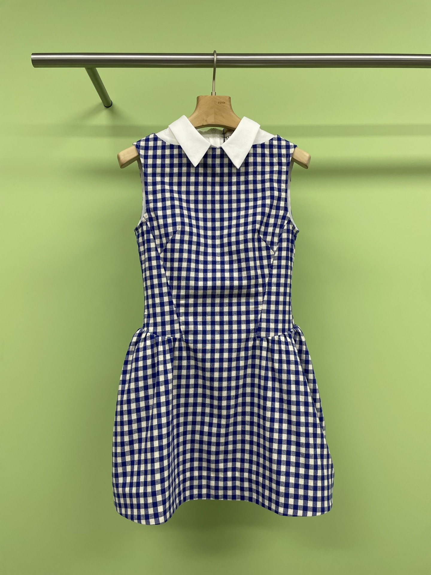 NO:319549,SHUSHUTONG2025 spring new style shirt collar sleeveless dress, elegant temperament, cool and anti-wrinkle slim OL commuter lapel dress, colorful summer, a dress that can go out without any effort and wear is undoubtedly the favorite of lazy people. Among the many summer dresses, shirt collar dress naturally occupies a place, without too much decoration and embellishment, the whole dress relies entirely on fabric, tailoring, and craftsmanship to present its high-end feeling. The combination of a micro-slim fit lapel design modifies the face shape and makes it look youthful and energetic. The waist is waist-hugging, and the blessing of multiple provincial roads cleverly controls the comfort and overall proportion, emphasizing the waistline, hiding the flesh and hiding the crotch, and the back of the waist  The back is equipped with an invisible zipper, which is beautiful, practical and convenient for daily putting on and taking off. It is decent and not deliberately, does not restrict the body type, nor does it stick to style and age. It is compatible with many occasions such as workplace and social networking. The luster, fullness and swaying of the fabric are better than before. It is a low-key and connotation light luxury suit fabric with weighty feel and is easy to take care of every day. It can be said to be the core advantage. It is also better than other fabrics in weaving process. It is also incomparable to ordinary fibers on the market. The texture is crisp and stylish, with a sense of silhouette. It has a good support when worn on the body. It will not soften and lose its shape. It feels cool. The texture is light and does not lose weight. It is very suitable for summer. It is comfortable to stick to the skin and is not easy to deform.  The hot summer still brings you a cool and silky experience. SML, skirts, shirts, business suit, alexander wang19860909SHUSHUTONG2025春装新款撞料衬衫领无袖连衣裙,优雅气质凉感抗皱显瘦OL通勤翻领连衣裙,缤纷夏日,一件不用费心思、穿上即可出门的连衣裙无疑是懒人们的最爱,而在众多夏日连衣裙中,衬衫领连衣裙自然也占据了一席之地,没有过多的装饰点缀,整件衣服全靠面料、剪裁、工艺呈现出它的高级感,合体微修身的版型翻领设计,修饰脸型的同时更显青春活力,腰部做了收腰的处理,多省道加持巧妙把控舒适度与整体比例,强调腰线,遮肉藏拙,腰部后背设有隐形拉链,美观实用又方便日常穿脱,得体不刻意,不限制身材类型,也不拘泥于风格年龄,兼容职场、社交等多场合,面料的光泽和饱满度、垂顺度比之前要更加好,是低调有内涵的轻奢西装面料,手感很有分量,日常便捷易打理打理,可以说是核心优势了,在织造工艺上也优于其他面料,这也是市面上的普通纤维所不可比拟的,质地挺括有型,自带廓形感,穿在身上有很好的支撑力,不会软塌无型,触感清凉,质地轻盈不失分量,很适合夏天,贴肤舒适不易变形, 炎热夏季依旧带给你冰爽丝滑的体验感. 码数SML,,skirts,shirts,business suit,alexander wang,Women's clothing