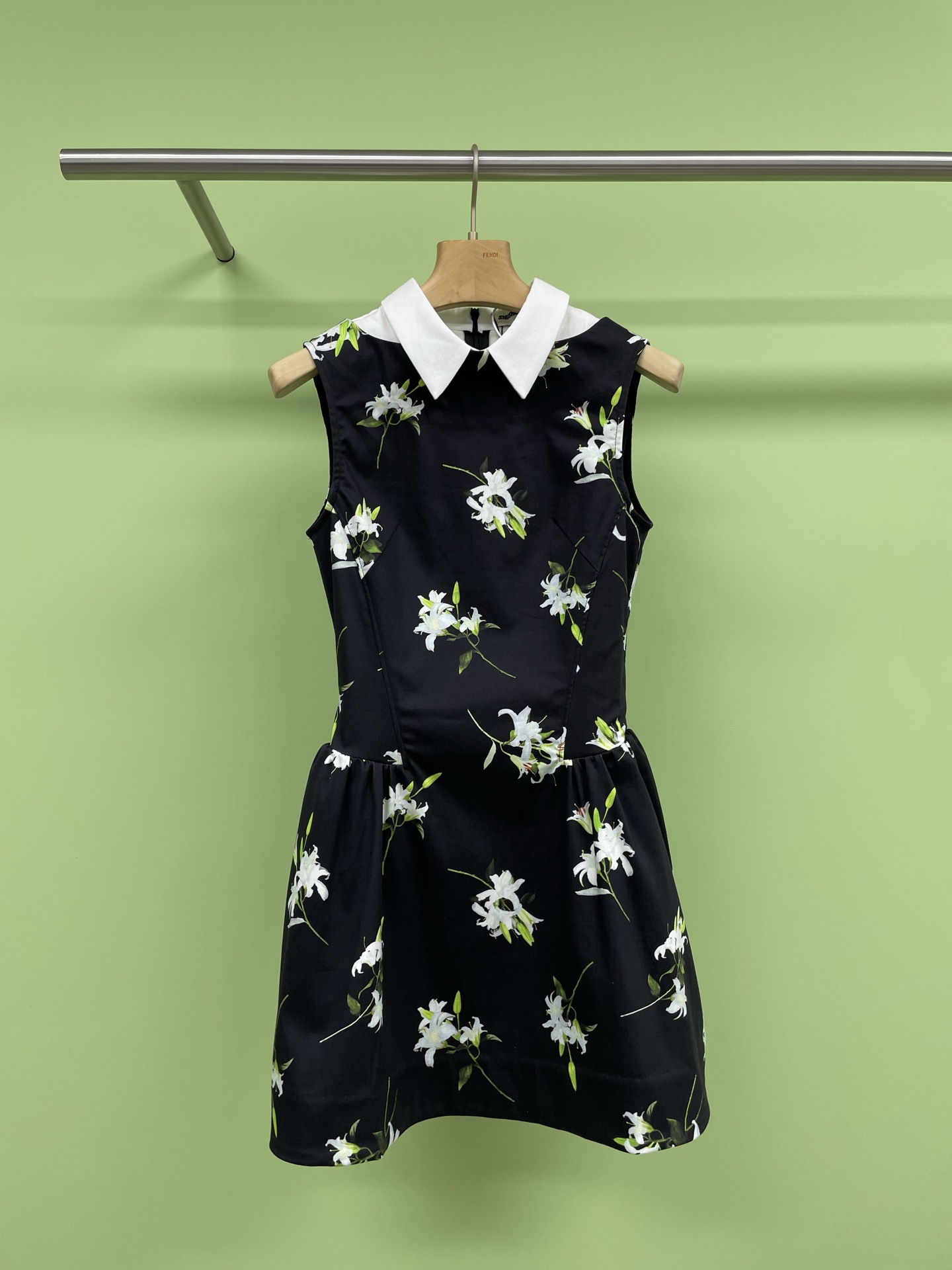 NO:319543,SHUSHUTONG2025 spring new style shirt collar sleeveless dress, elegant temperament, cool and anti-wrinkle slim OL commuter lapel dress, colorful summer, a dress that can go out without any effort and wear is undoubtedly the favorite of lazy people. Among the many summer dresses, shirt collar dress naturally occupies a place, without too much decoration and embellishment, the whole dress relies entirely on fabric, tailoring, and craftsmanship to present its high-end feeling. The combination of a micro-slim fit lapel design modifies the face shape and makes it look youthful and energetic. The waist is waist-hugging, and the blessing of multiple provincial roads cleverly controls the comfort and overall proportion, emphasizing the waistline, hiding the flesh and hiding the crotch, and the back of the waist  The back is equipped with an invisible zipper, which is beautiful, practical and convenient for daily putting on and taking off. It is decent and not deliberately, does not restrict the body type, nor does it stick to style and age. It is compatible with many occasions such as workplace and social networking. The luster, fullness and swaying of the fabric are better than before. It is a low-key and connotation light luxury suit fabric with weighty feel and is easy to take care of every day. It can be said to be the core advantage. It is also better than other fabrics in weaving process. It is also incomparable to ordinary fibers on the market. The texture is crisp and stylish, with a sense of silhouette. It has a good support when worn on the body. It will not soften and lose its shape. It feels cool. The texture is light and does not lose weight. It is very suitable for summer. It is comfortable to stick to the skin and is not easy to deform.  The hot summer still brings you a cool and silky experience. SML, skirts, shirts, business suit, alexander wang19860909SHUSHUTONG2025春装新款撞料衬衫领无袖连衣裙,优雅气质凉感抗皱显瘦OL通勤翻领连衣裙,缤纷夏日,一件不用费心思、穿上即可出门的连衣裙无疑是懒人们的最爱,而在众多夏日连衣裙中,衬衫领连衣裙自然也占据了一席之地,没有过多的装饰点缀,整件衣服全靠面料、剪裁、工艺呈现出它的高级感,合体微修身的版型翻领设计,修饰脸型的同时更显青春活力,腰部做了收腰的处理,多省道加持巧妙把控舒适度与整体比例,强调腰线,遮肉藏拙,腰部后背设有隐形拉链,美观实用又方便日常穿脱,得体不刻意,不限制身材类型,也不拘泥于风格年龄,兼容职场、社交等多场合,面料的光泽和饱满度、垂顺度比之前要更加好,是低调有内涵的轻奢西装面料,手感很有分量,日常便捷易打理打理,可以说是核心优势了,在织造工艺上也优于其他面料,这也是市面上的普通纤维所不可比拟的,质地挺括有型,自带廓形感,穿在身上有很好的支撑力,不会软塌无型,触感清凉,质地轻盈不失分量,很适合夏天,贴肤舒适不易变形, 炎热夏季依旧带给你冰爽丝滑的体验感. 码数SML,,skirts,shirts,business suit,alexander wang,Women's clothing